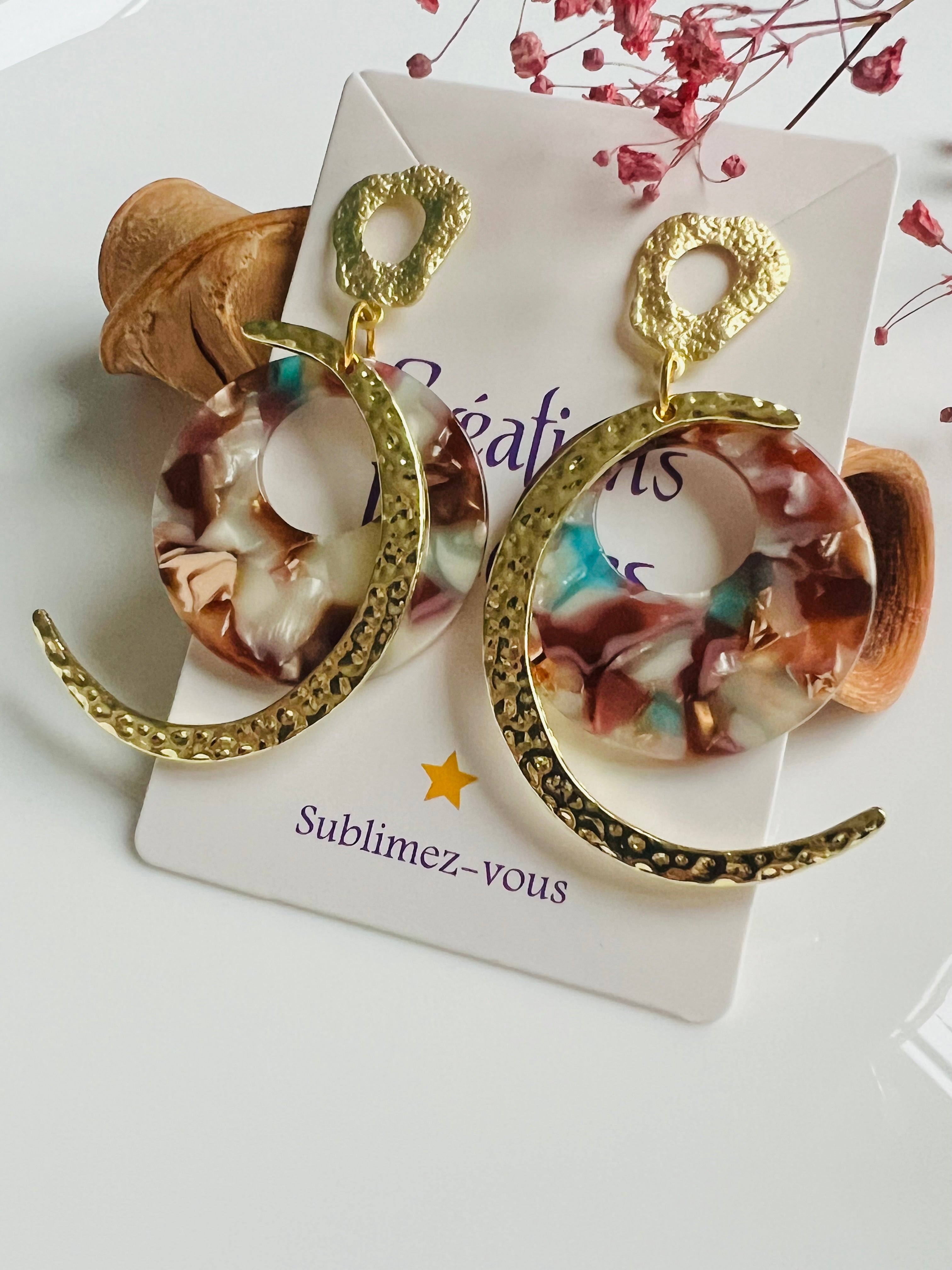 Boucles d’oreilles MACKENZIE lune dorée martelée et résine - Créations Uniques - Créations Uniques