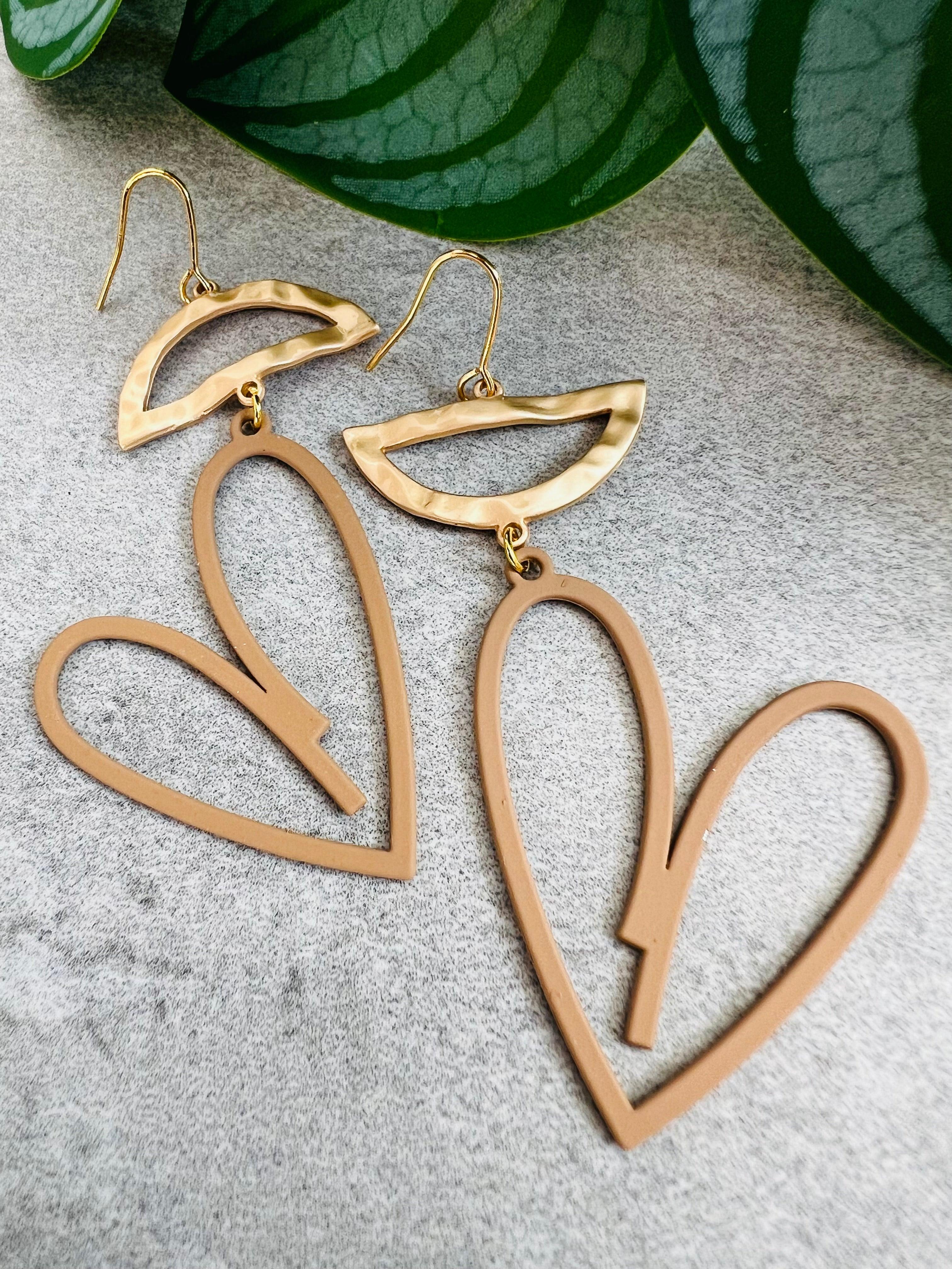 Boucles d’oreilles asymétriques CHARLENE cœurs marron clair et intercalaires laiton - Créations Uniques - Créations Uniques