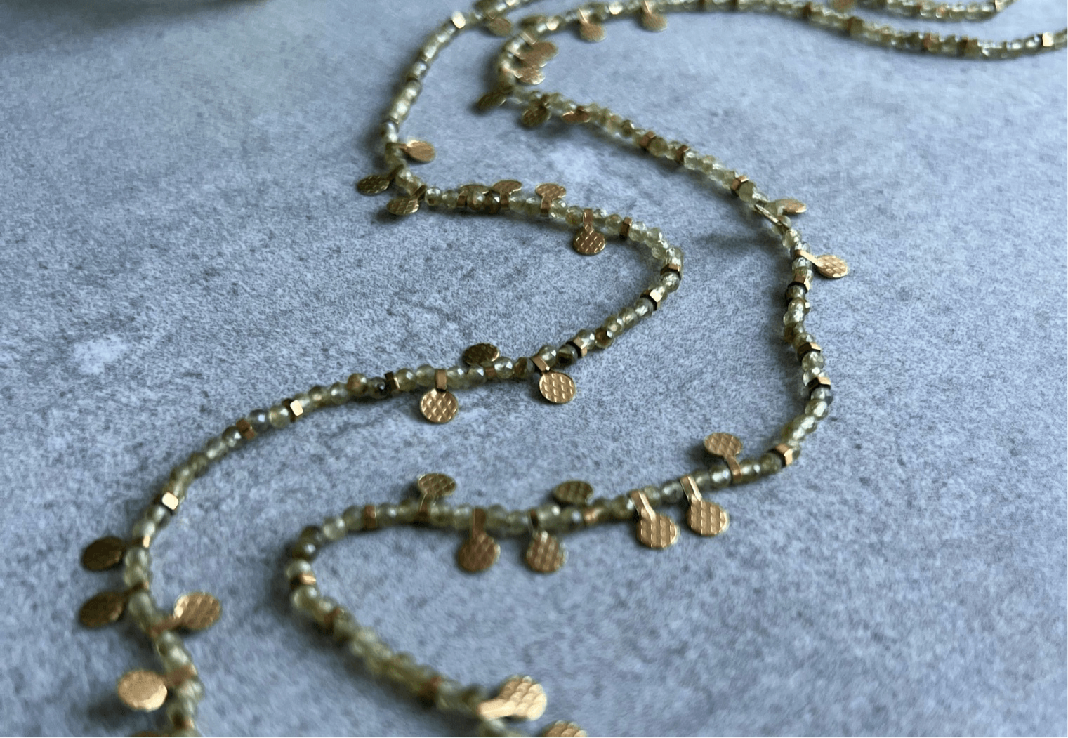 Collier BALI perles fines vertes et pampilles dorées - Créations Uniques