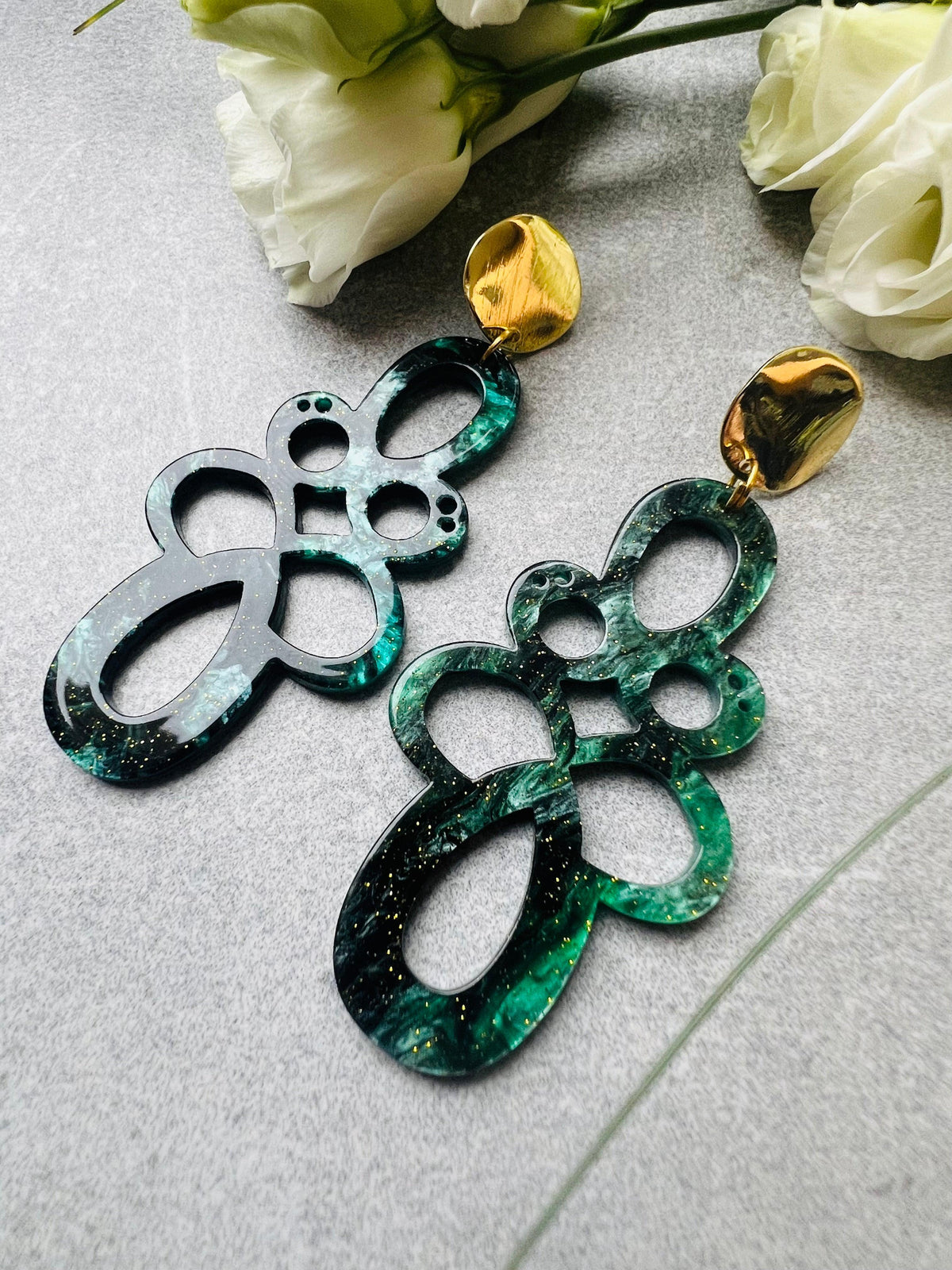 Boucles d’oreilles LAURIANE résine vert sapin pailletée - Créations Uniques - Créations Uniques