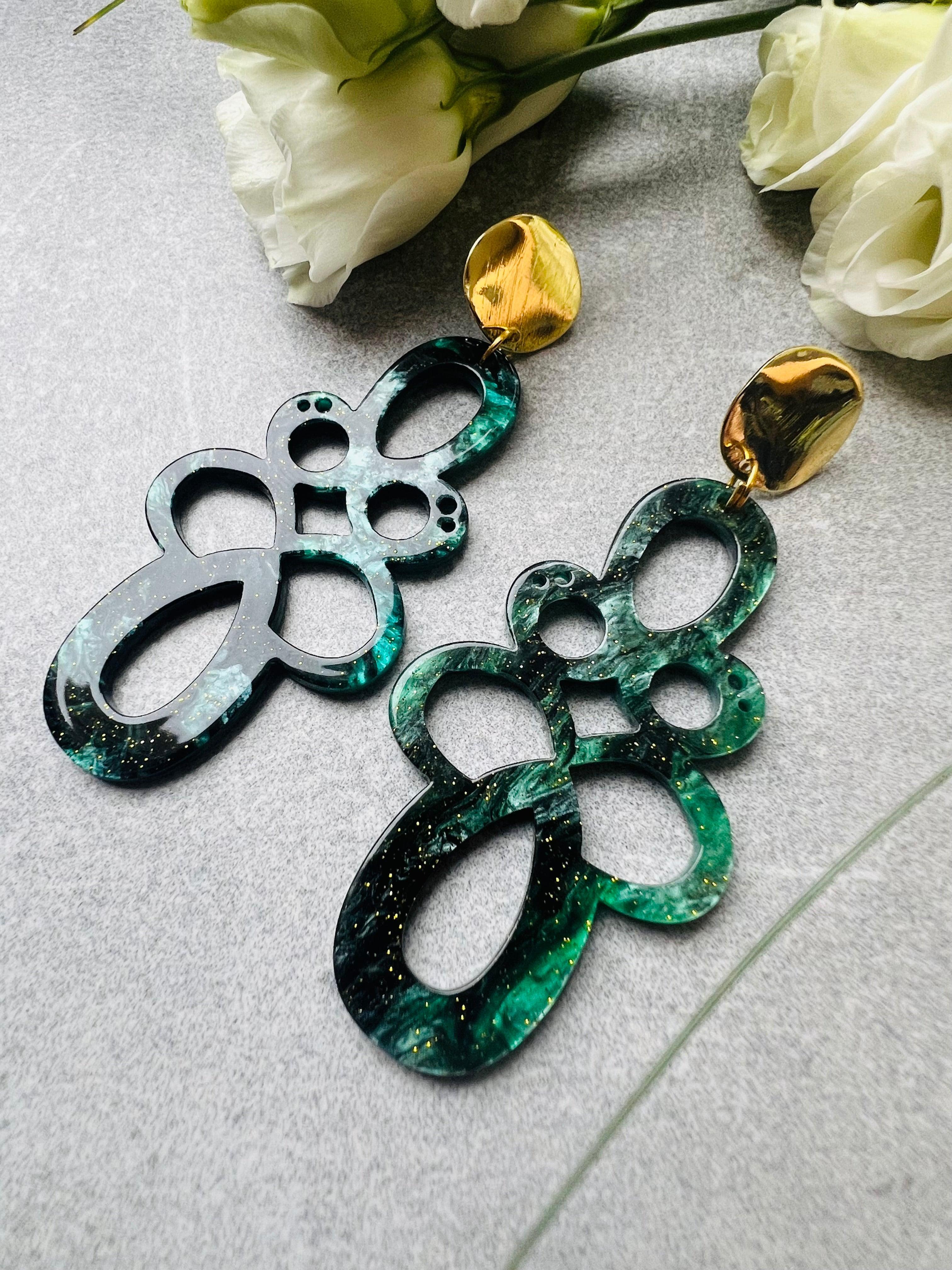 Boucles d’oreilles LAURIANE résine vert sapin pailletée - Créations Uniques - Créations Uniques