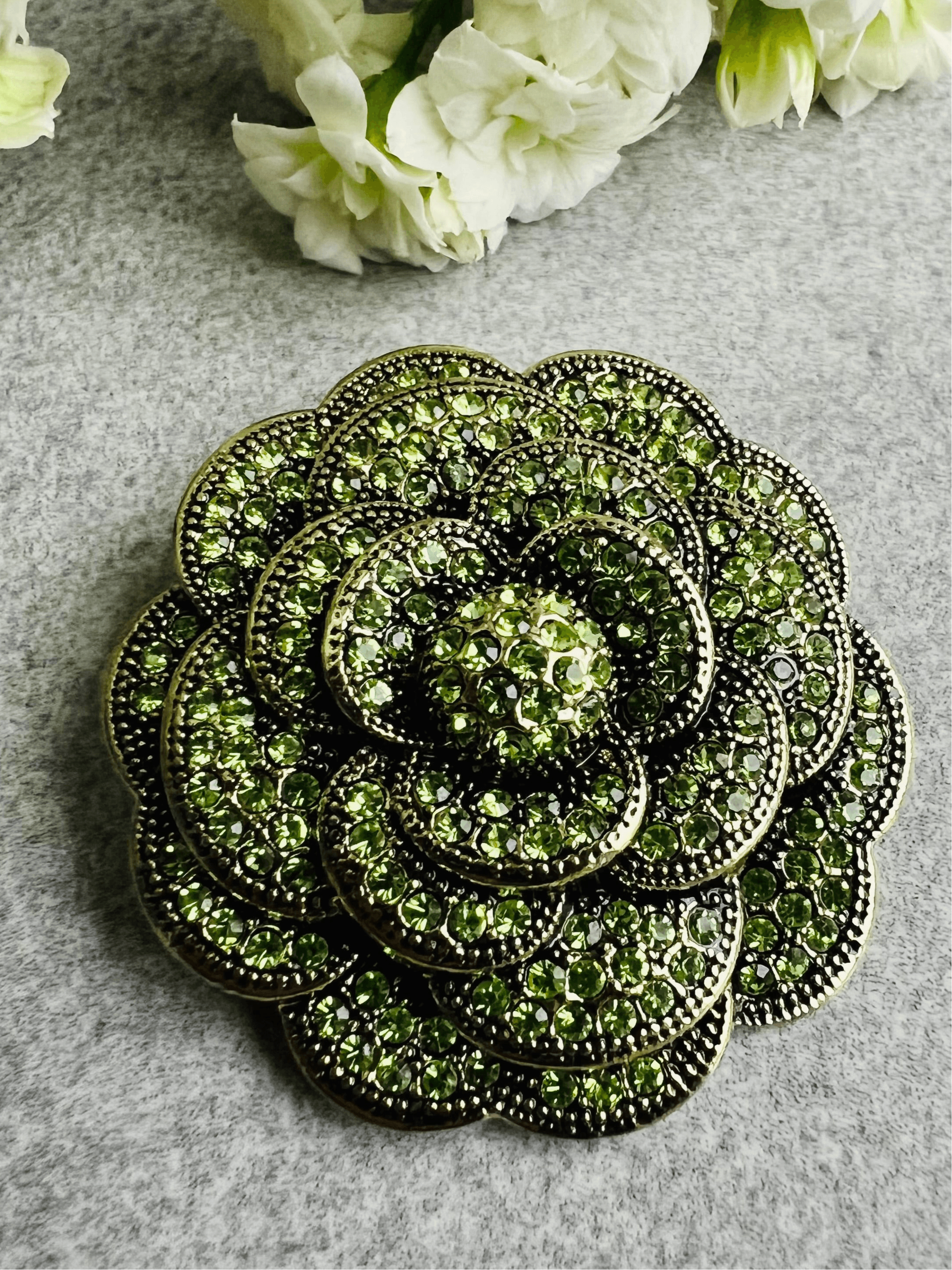 Broche chic PRECIOUS fleur strass verts - Créations Uniques