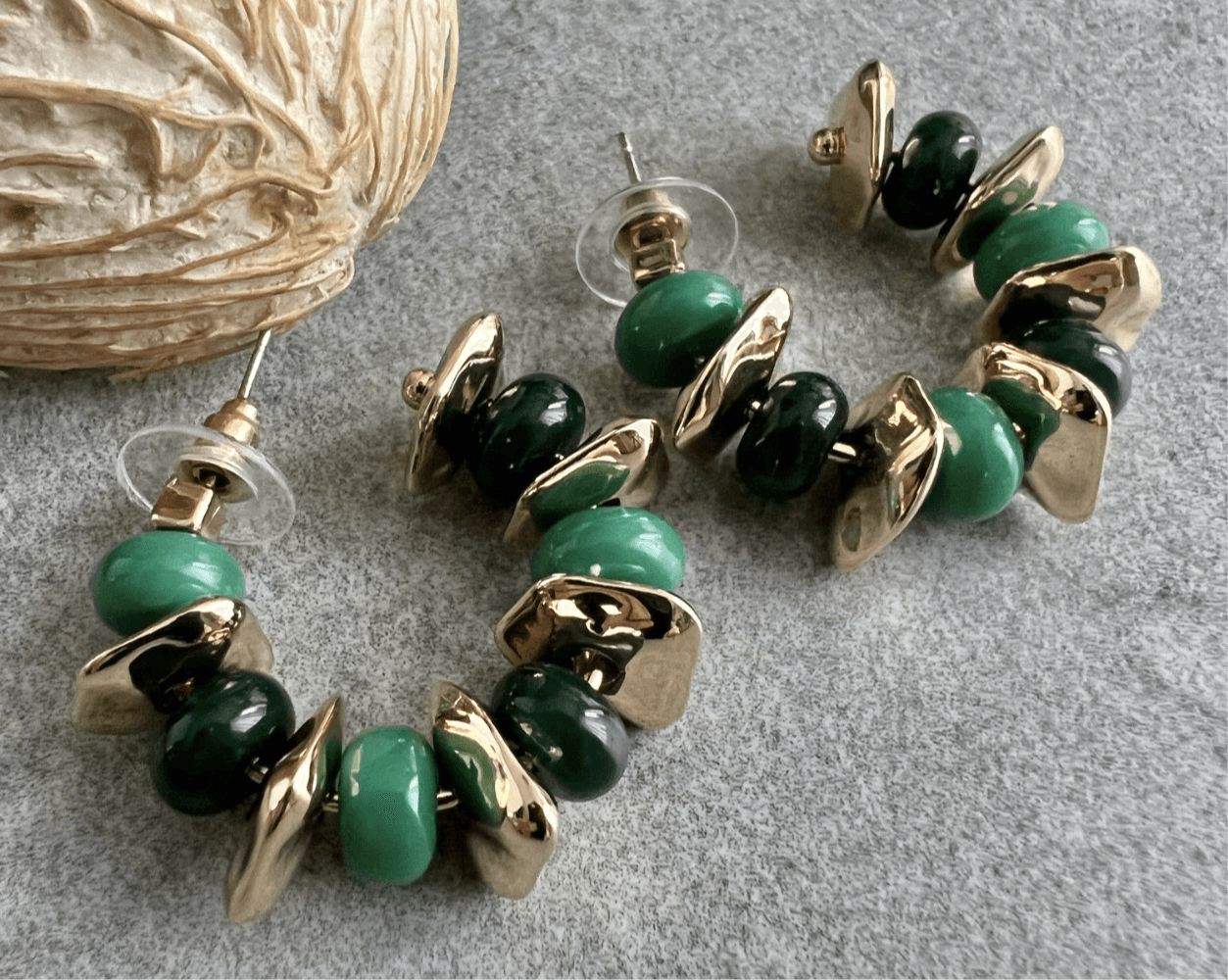 Boucles d’oreilles LOÏS créoles perles vertes, noires et dorées - Créations Uniques