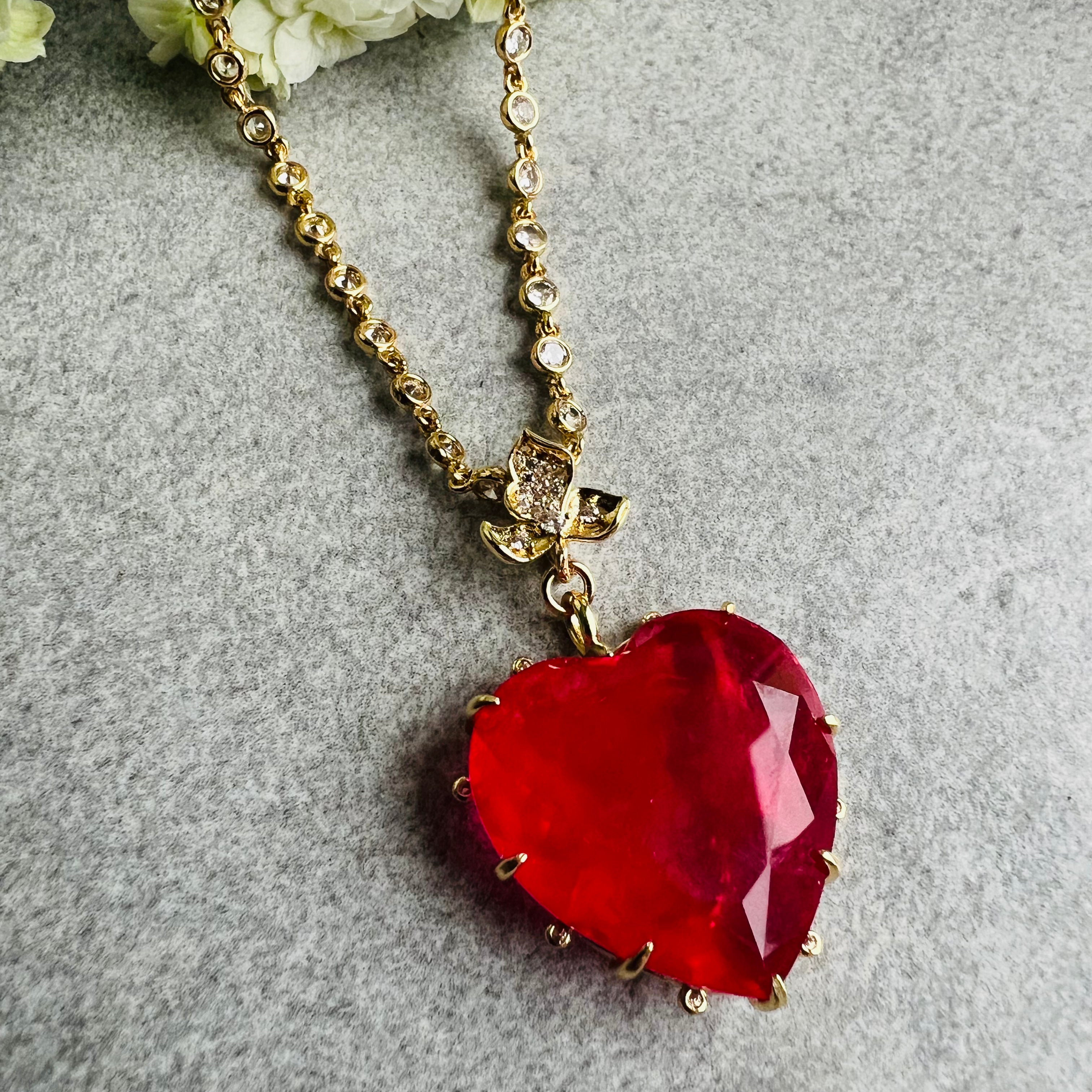 Collier TERRY sautoir pendentif cœur rose fuchsia chaîne dorée diamantée - Créations Uniques