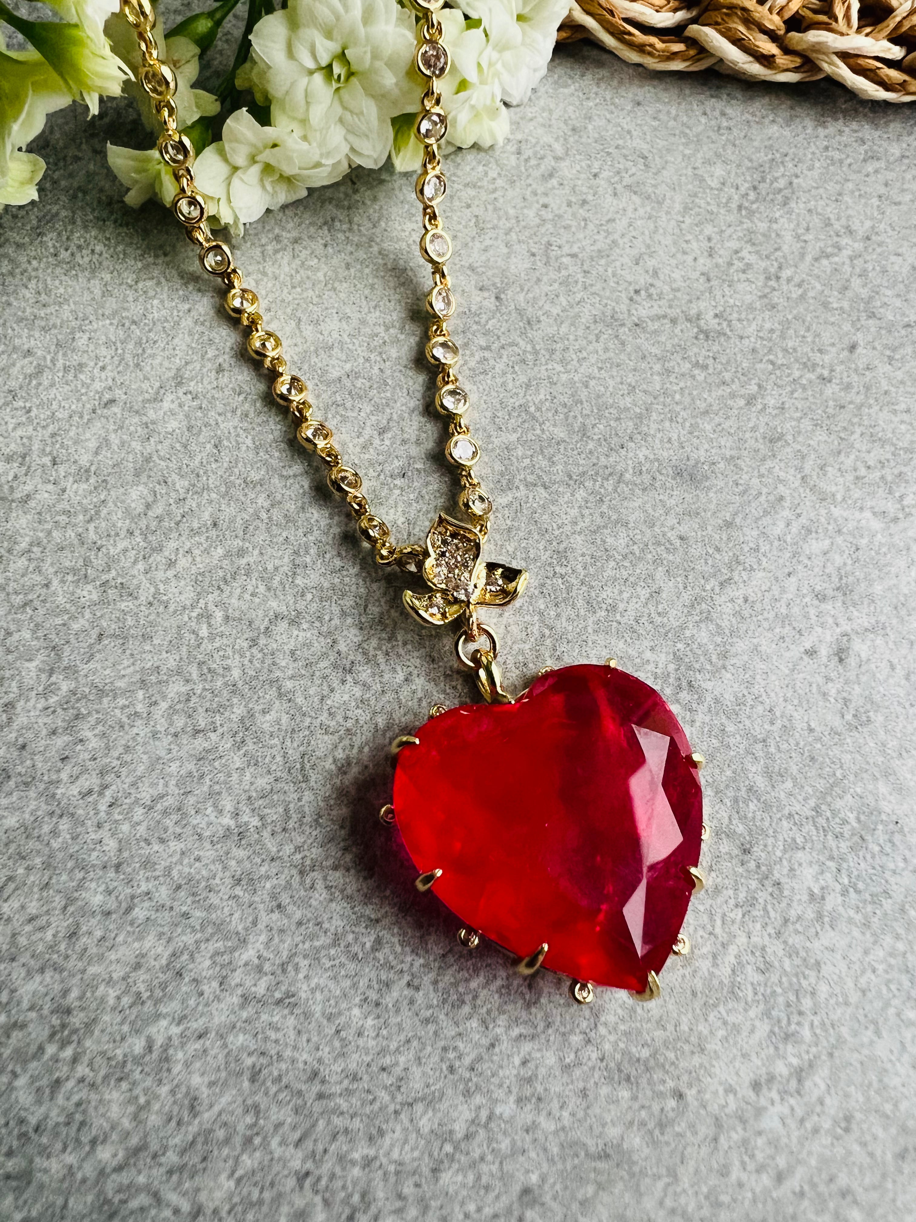 Collier TERRY sautoir pendentif cœur rose fuchsia chaîne dorée diamantée - Créations Uniques