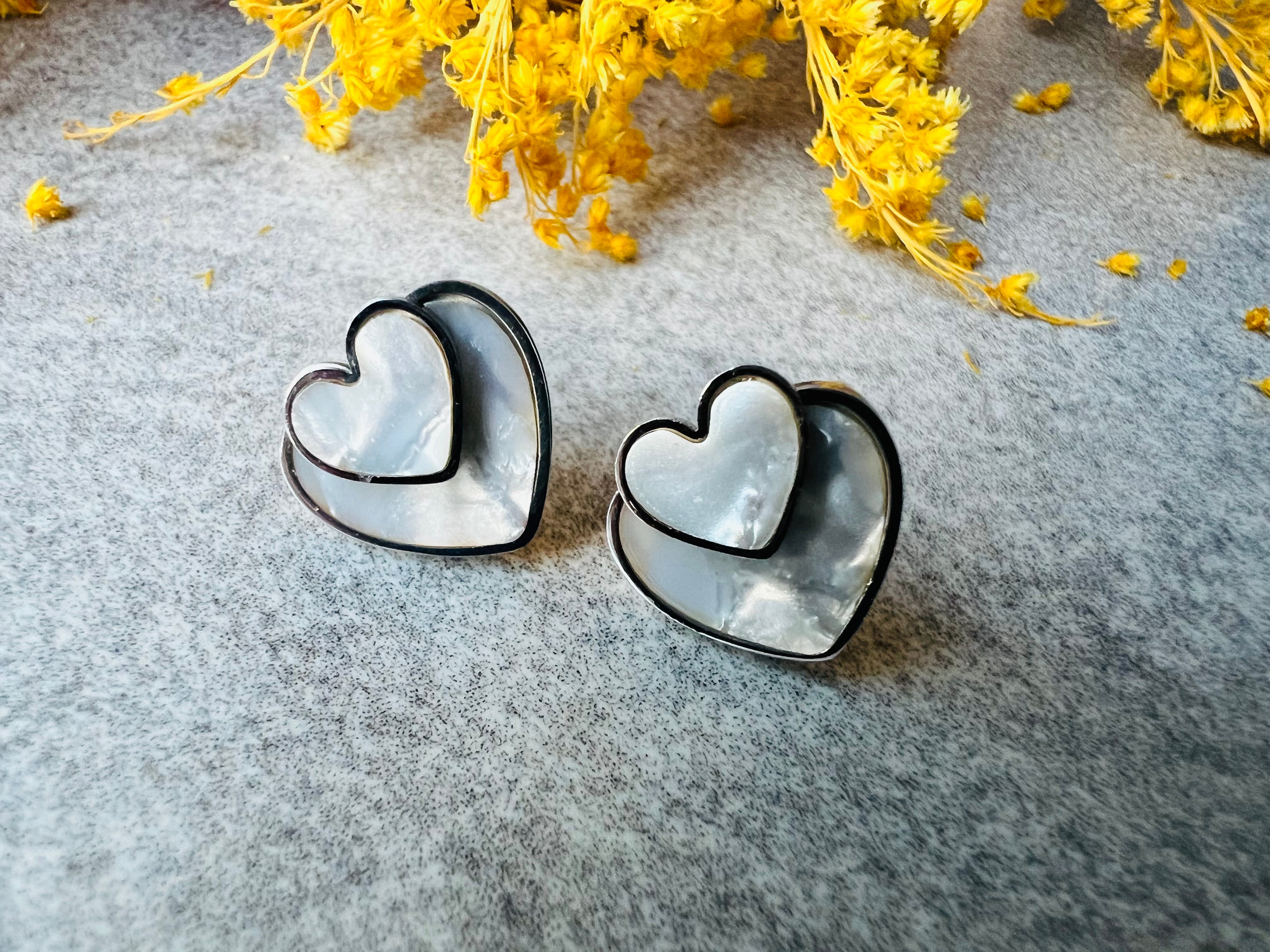 Boucles d’oreilles JOSIE clous mini cœurs irisés - Créations Uniques