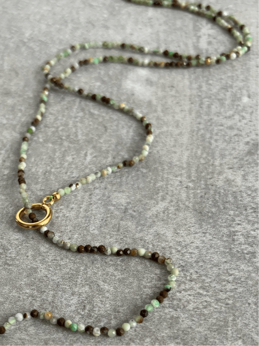 Collier LA DIGUE fines perles grises, vert pastel et marron. - Créations Uniques