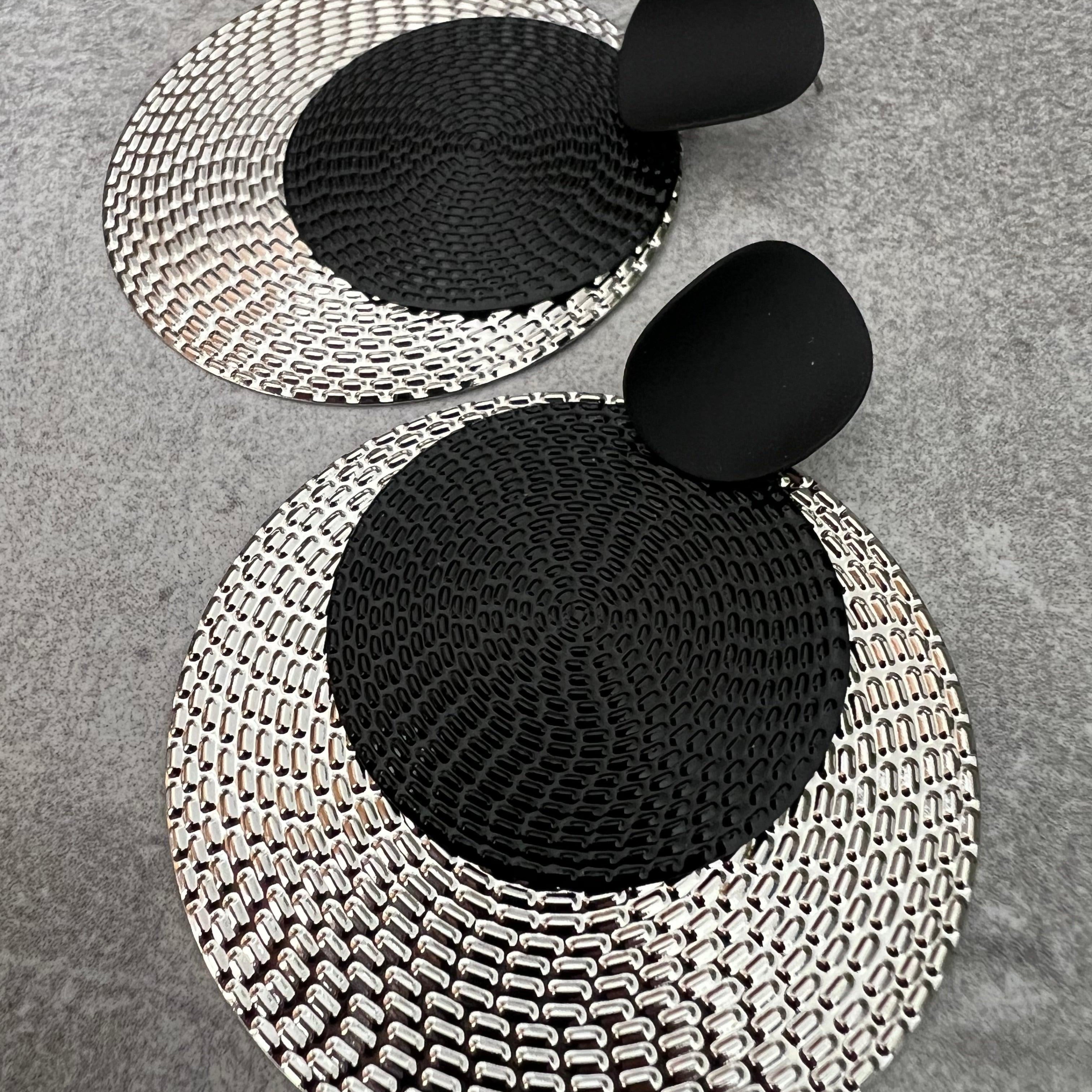 Boucles d’oreilles MAGGY légères, grand modèle noir et argenté - Créations Uniques - Créations Uniques