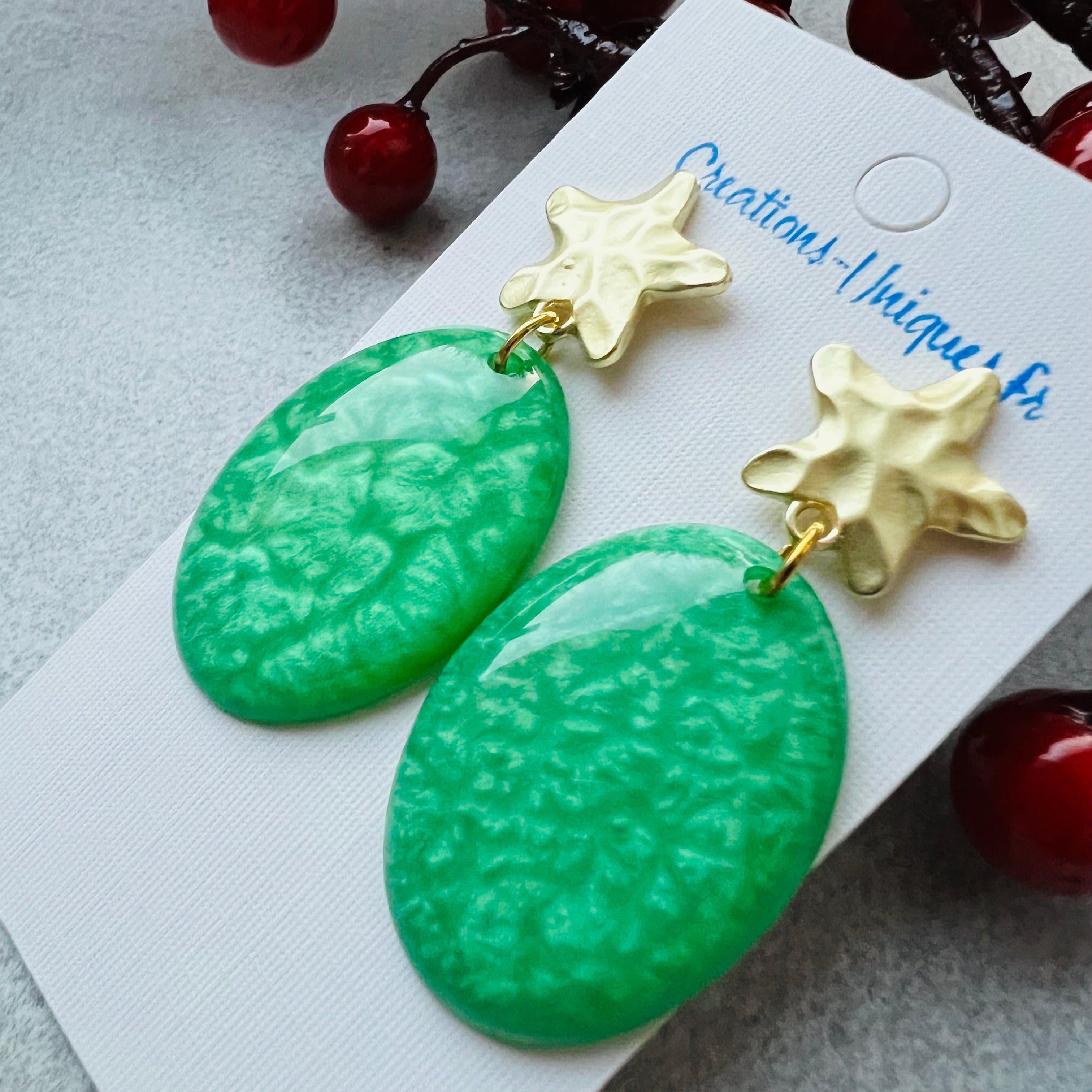 Boucles d’oreilles SALOMÉ résine verte irisée et clous étoiles dorés - Créations Uniques - Créations Uniques