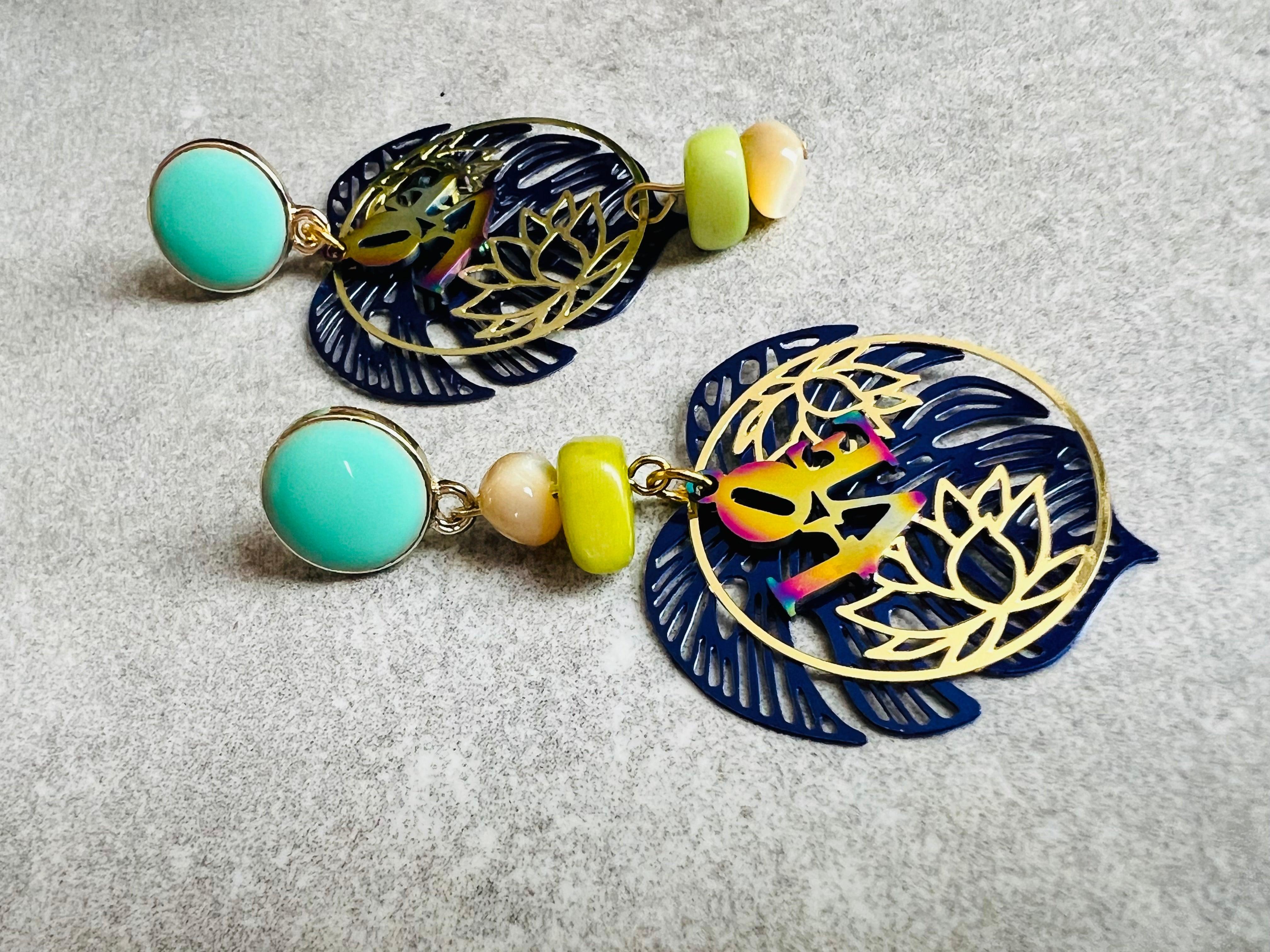 Boucles d’oreilles asymétriques love PAMELA feuilles tropicales bleues - Créations Uniques - Créations Uniques