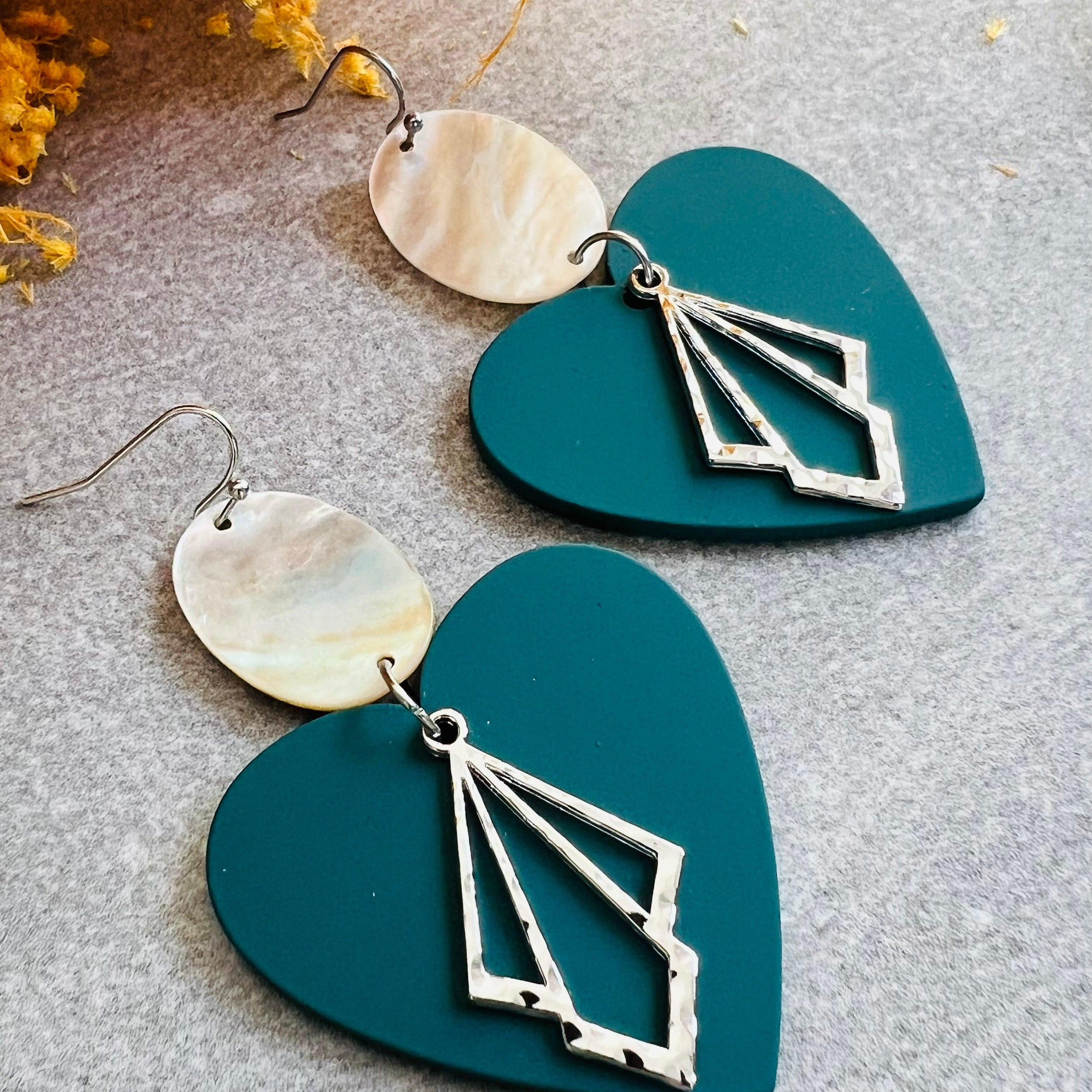 Boucles d’oreilles VERA cœurs bleu canard et intercalaires nacre - Créations Uniques - Créations Uniques