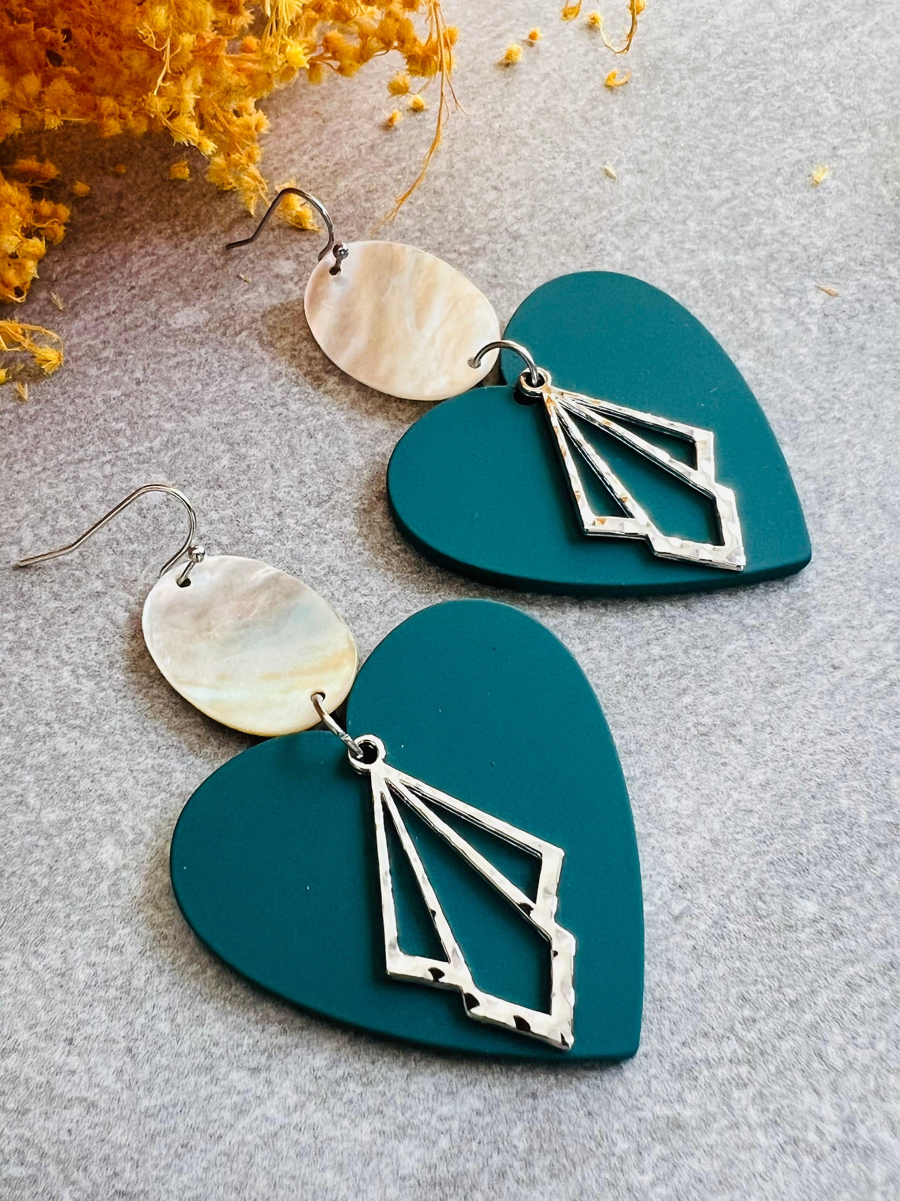 Boucles d’oreilles VERA cœurs bleu canard et intercalaires nacre - Créations Uniques - Créations Uniques