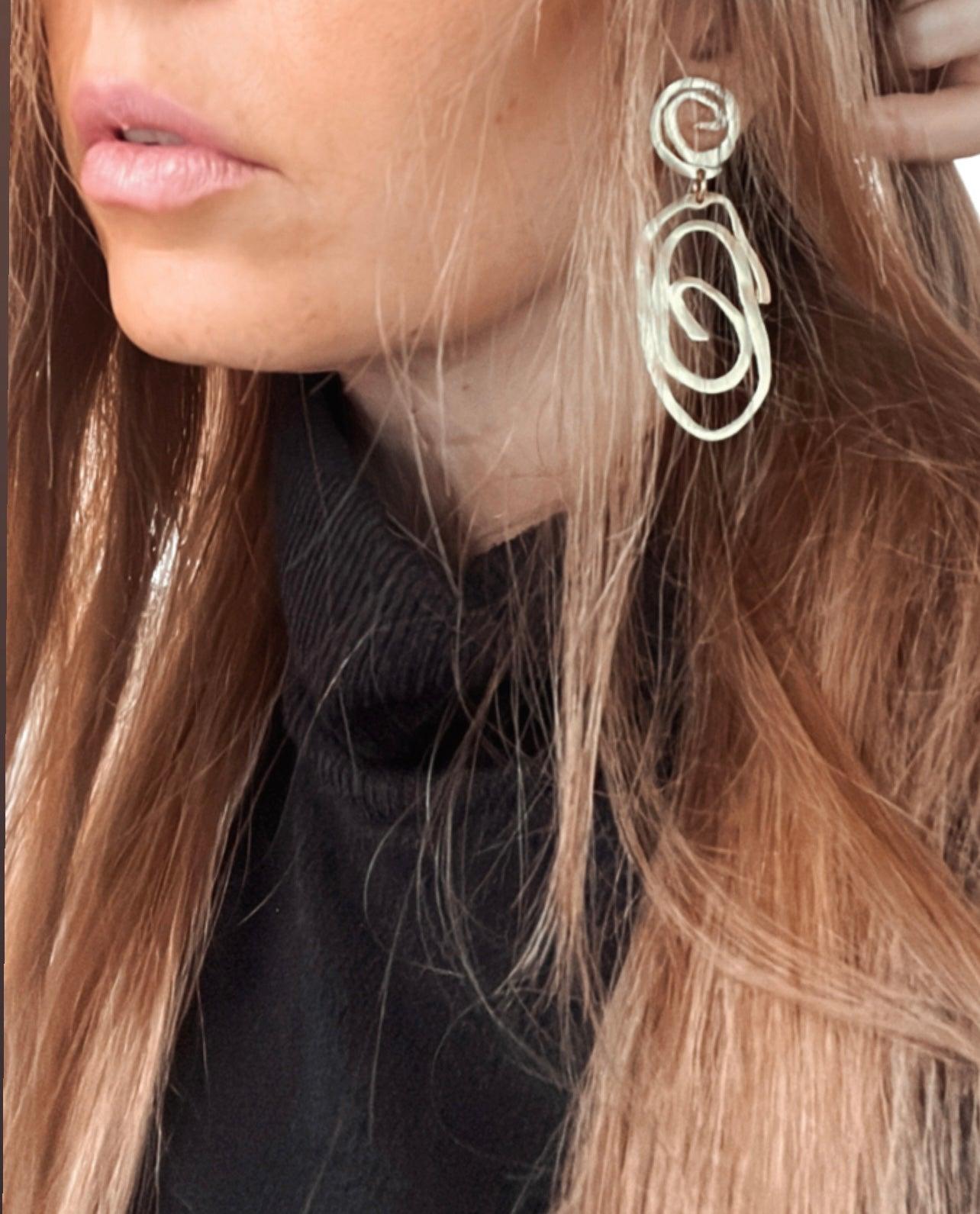 E70800 Boucles d'oreilles clips goutte tourbillonnante - Karine Sultan - Créations Uniques