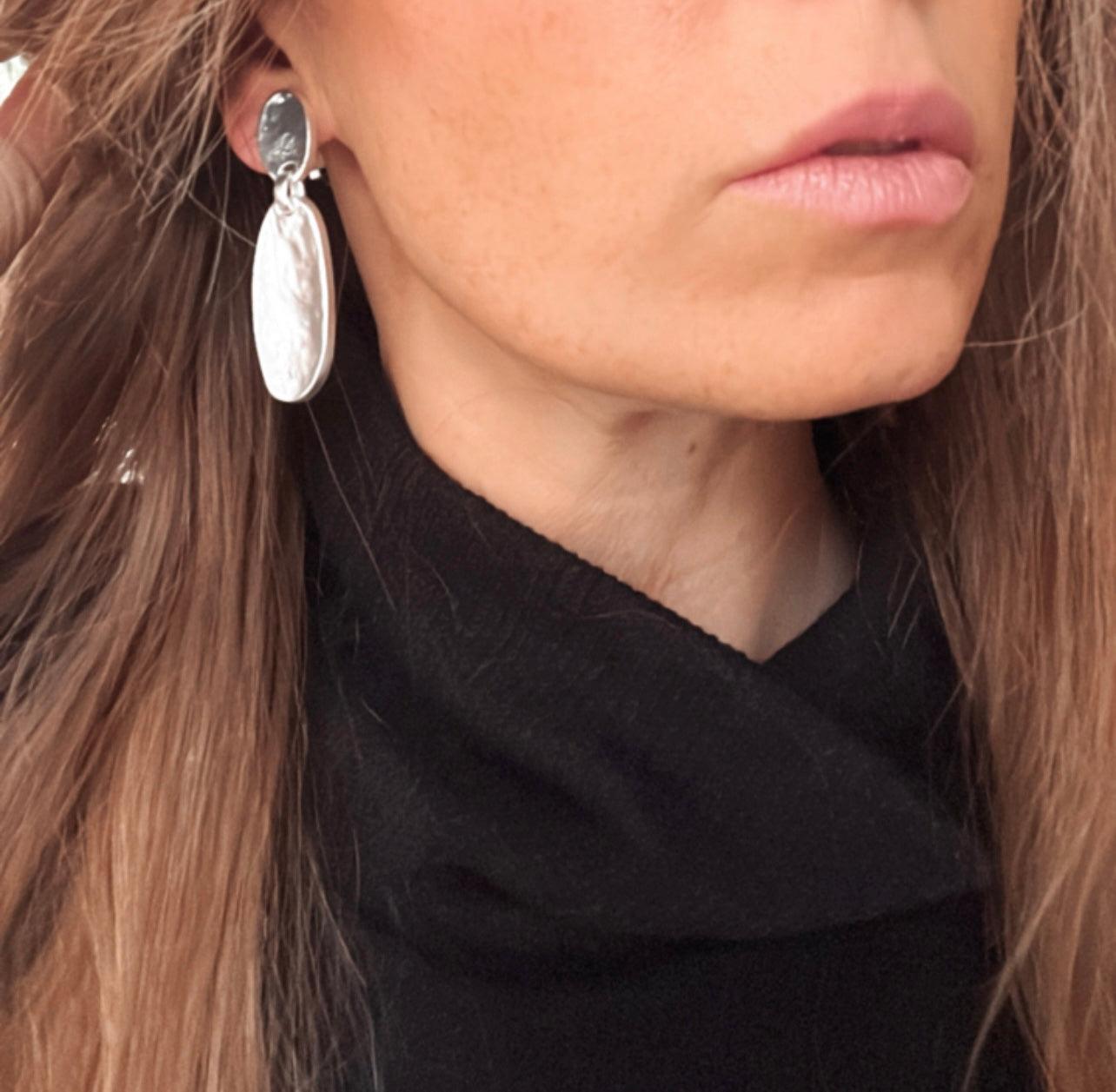 E71067 Boucles d'oreilles clips goutte ovale texturée - Karine Sultan - Créations Uniques