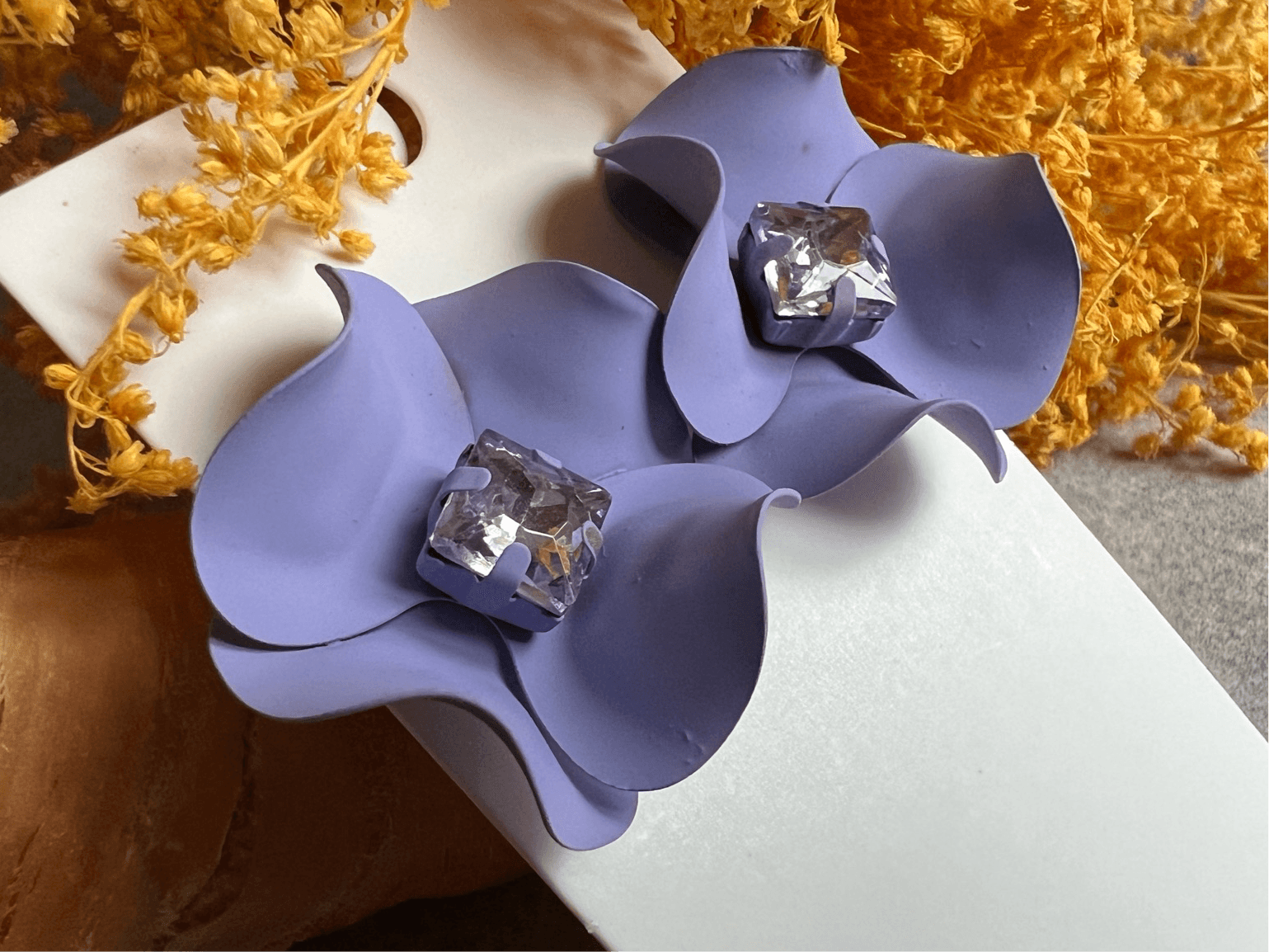 Boucles d’oreilles courtes GILIANE fleurs violet mauve pétales ondulées - Créations Uniques