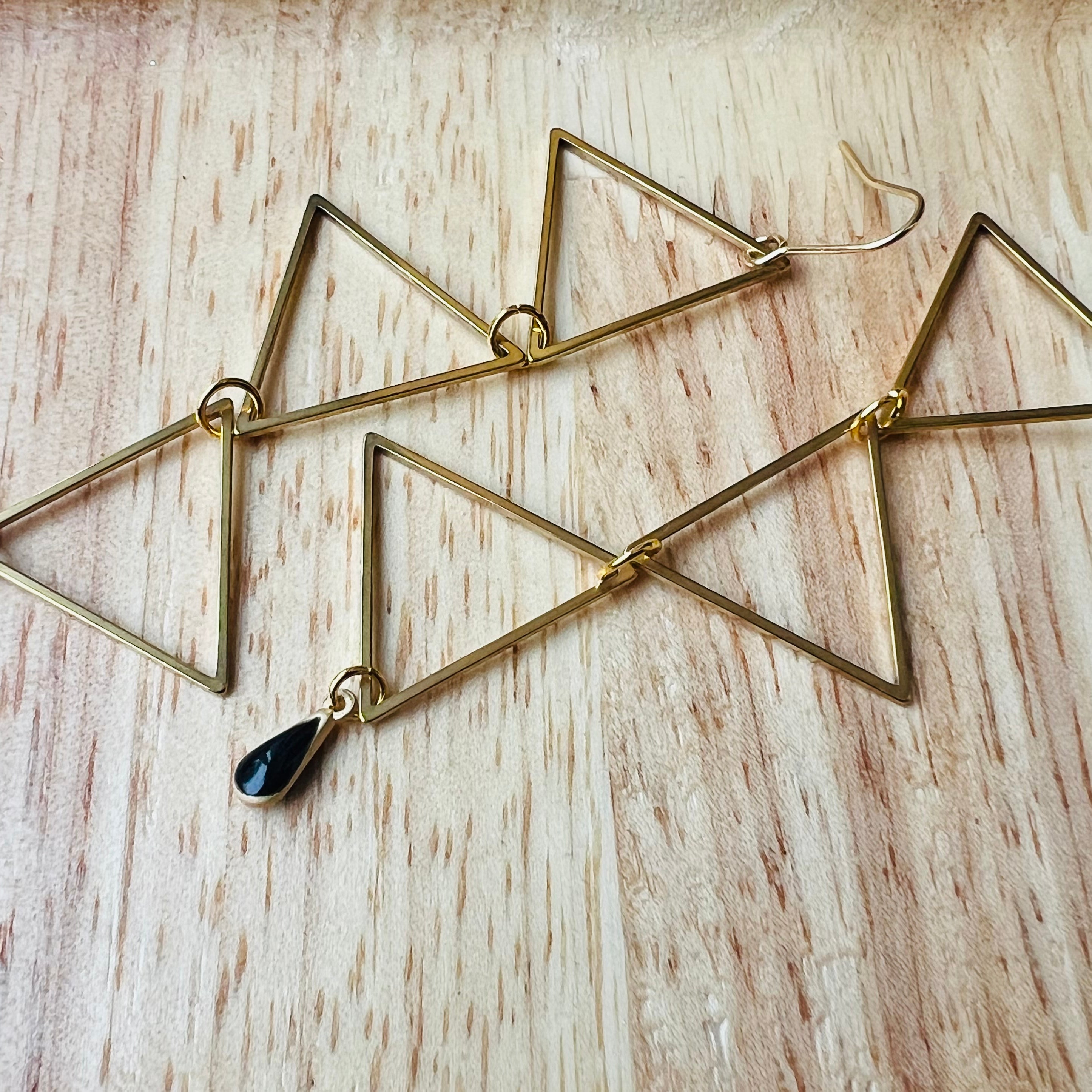 Boucles d’oreilles MANON triangles laiton et mini gouttes noires - Créations Uniques - Créations Uniques