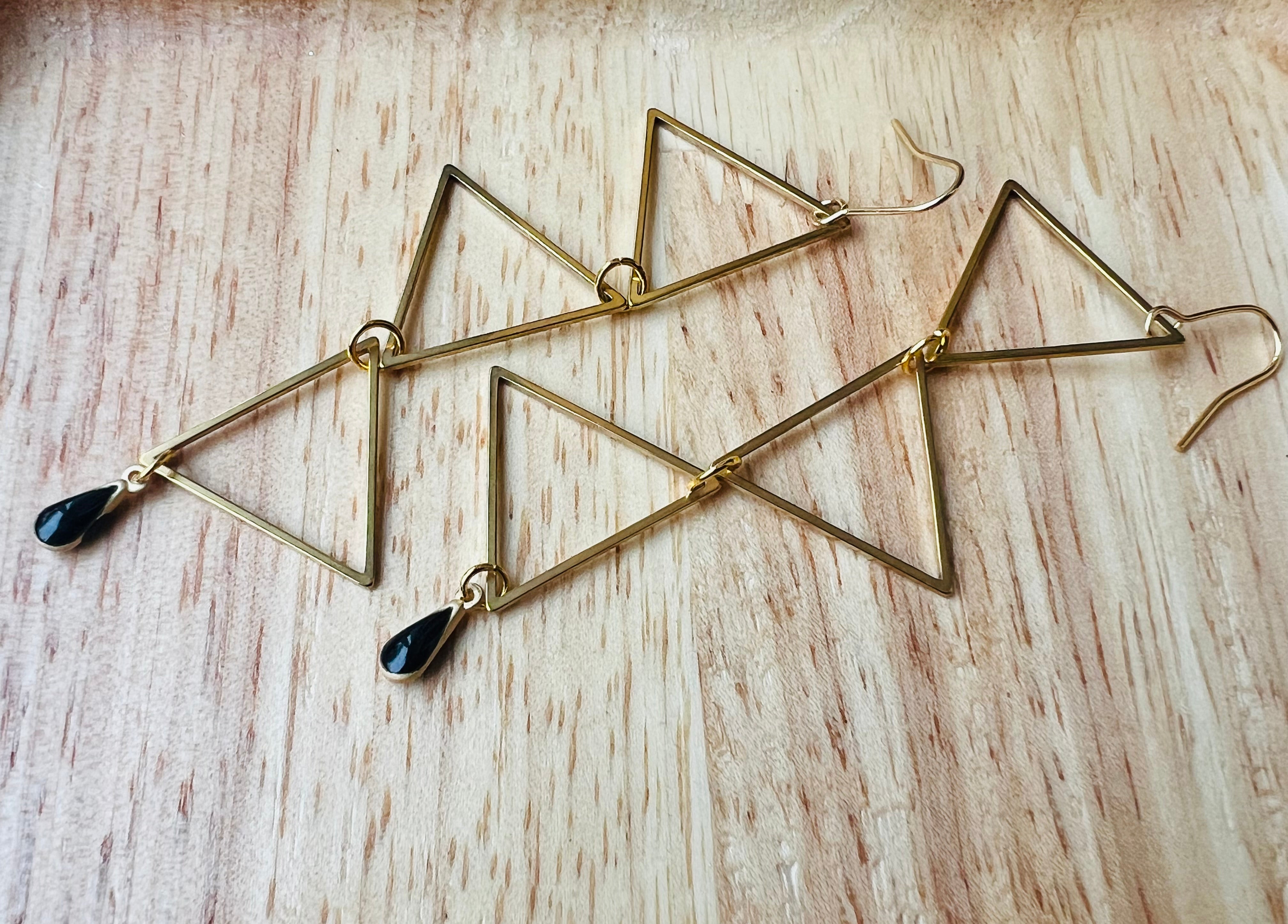 Boucles d’oreilles MANON triangles laiton et mini gouttes noires - Créations Uniques - Créations Uniques