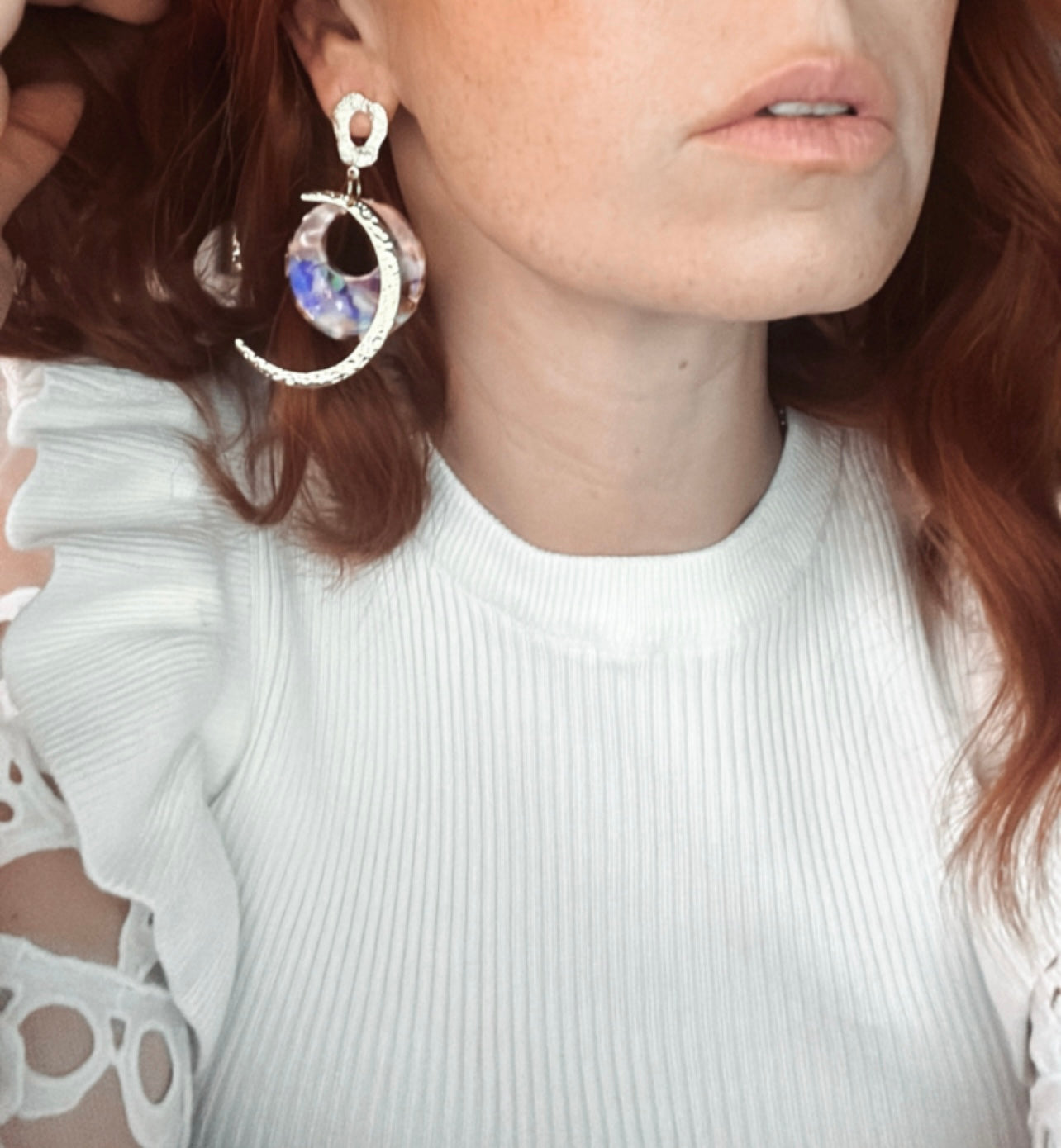 Boucles d’oreilles MACKENZIE lune dorée martelée et résine - Créations Uniques - Créations Uniques