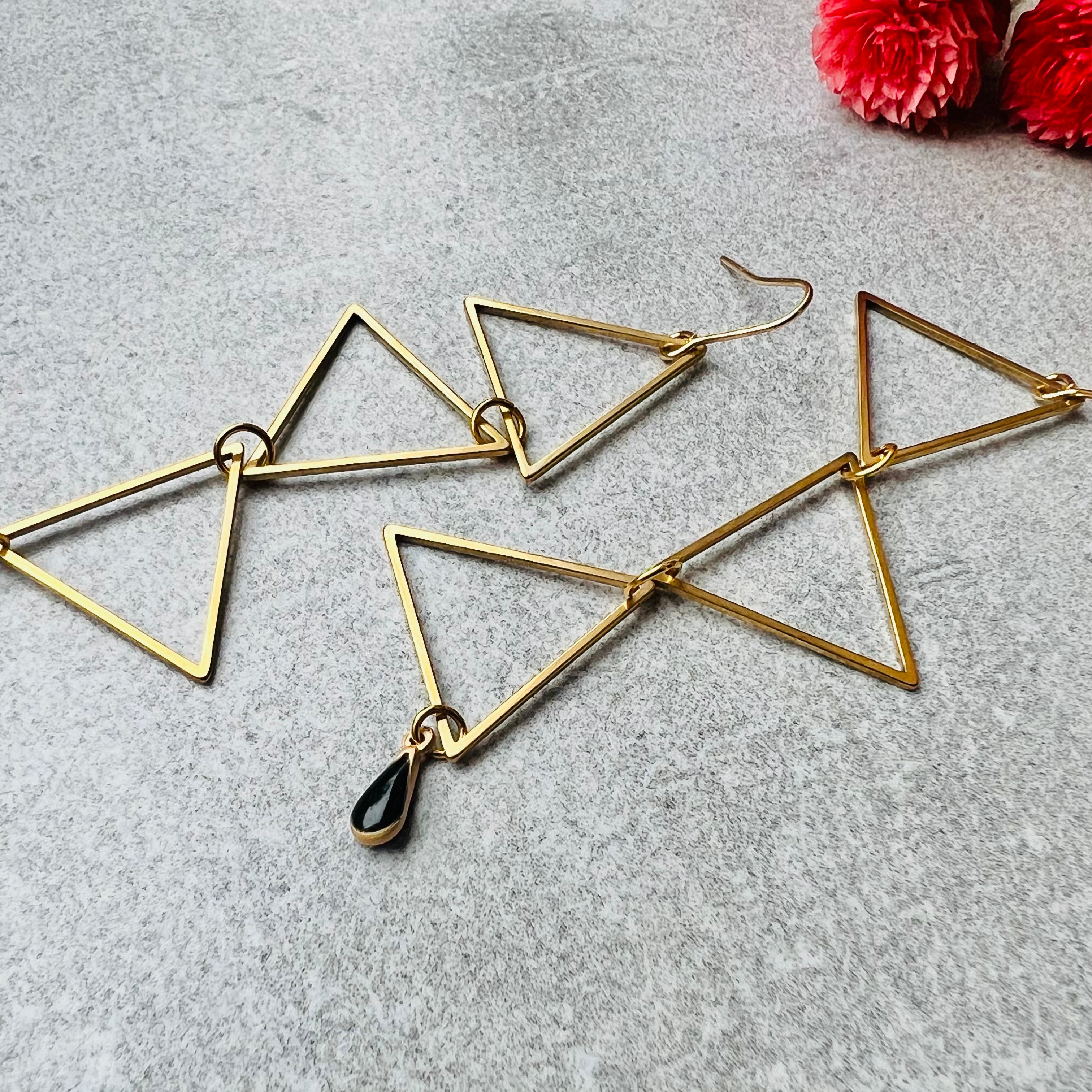 Boucles d’oreilles MANON triangles laiton et mini gouttes noires - Créations Uniques - Créations Uniques