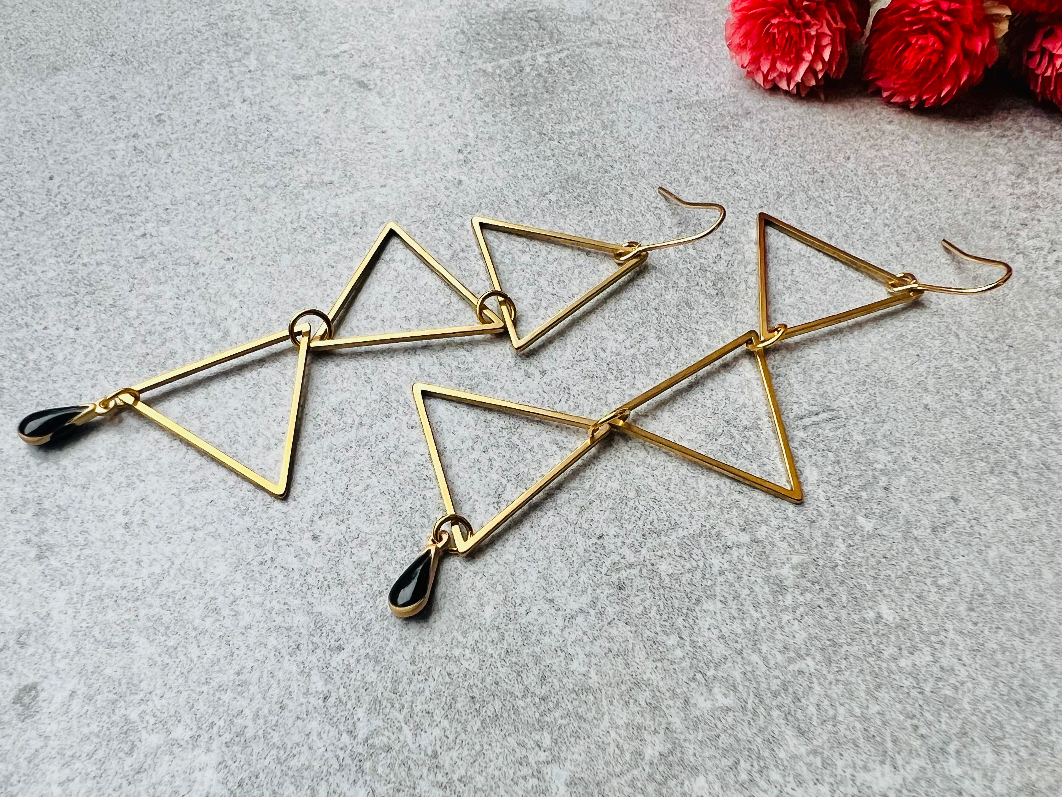 Boucles d’oreilles MANON triangles laiton et mini gouttes noires - Créations Uniques - Créations Uniques