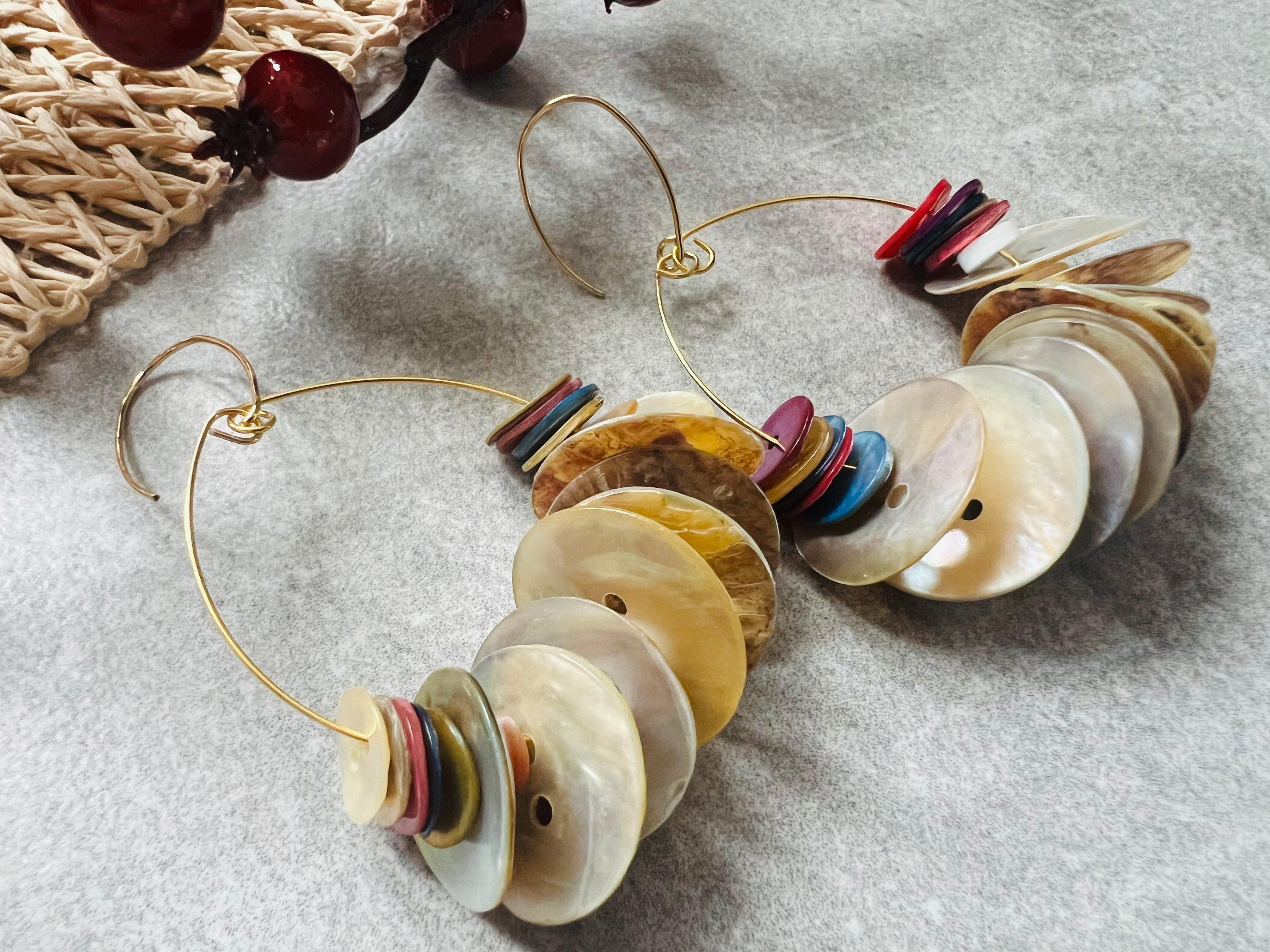 Boucles d’oreilles ARIANE boutons de nacre style bohème - Créations Uniques - Créations Uniques