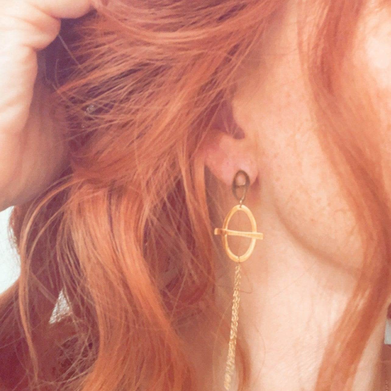 Boucles d’oreilles MYA fines, longues et dorées - Créations Uniques