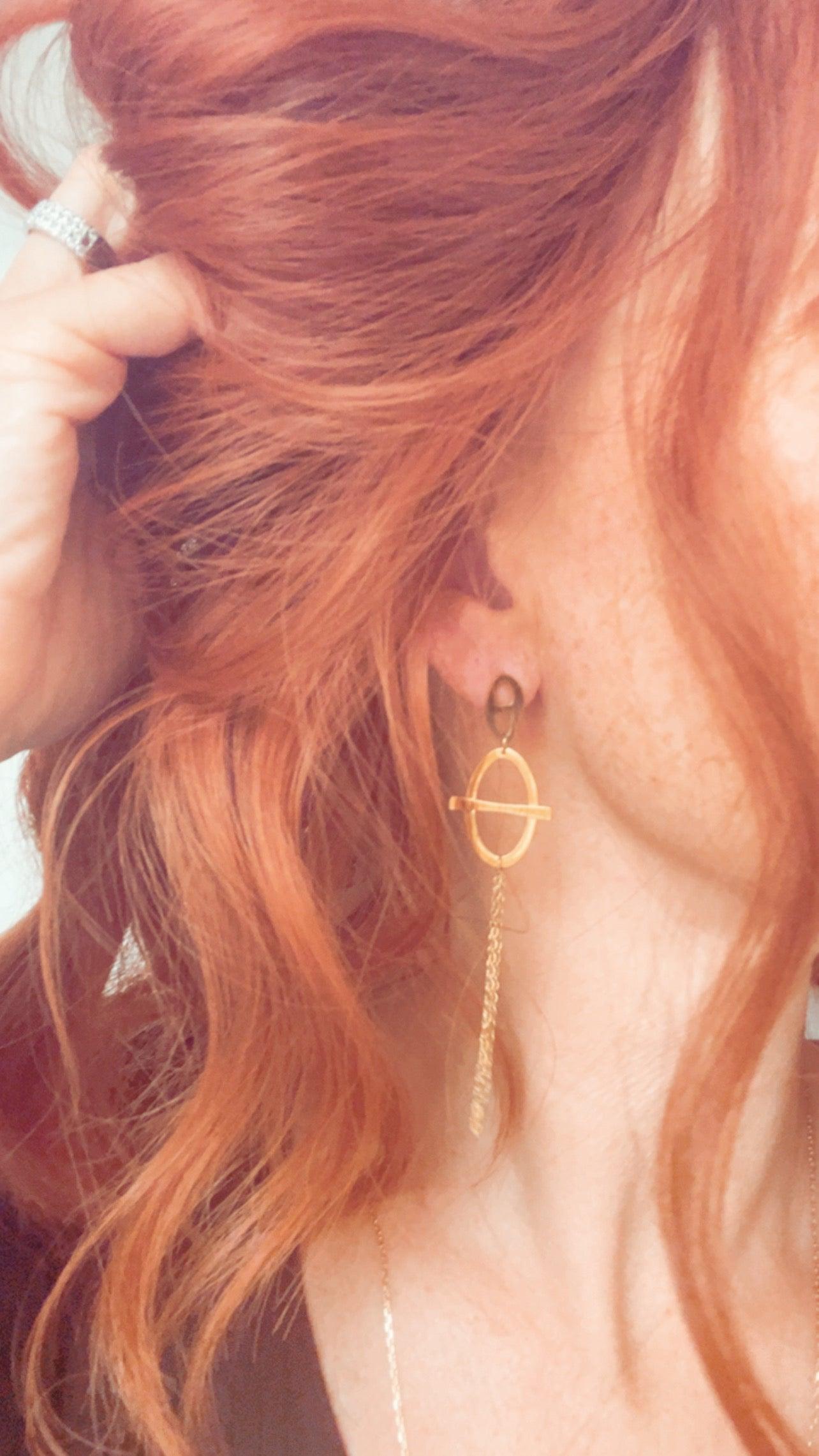 Boucles d’oreilles MYA fines, longues et dorées - Créations Uniques