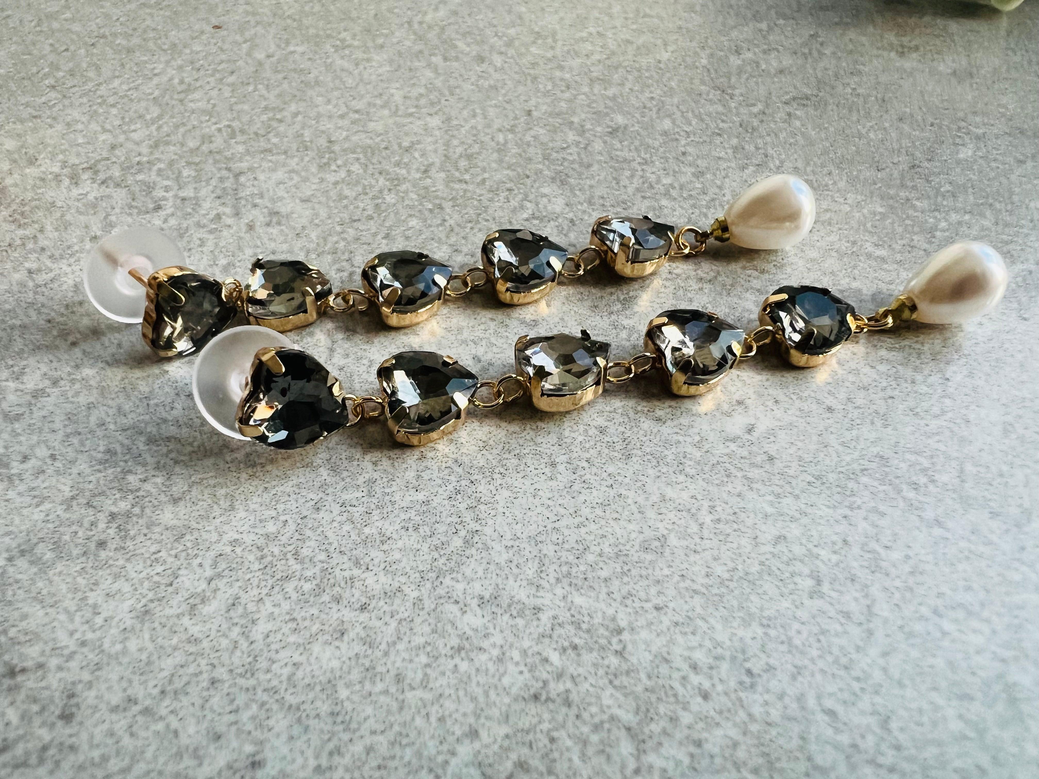 Boucles d’oreilles JULIANE cœurs noirs brillants finition gouttes perles - Créations Uniques