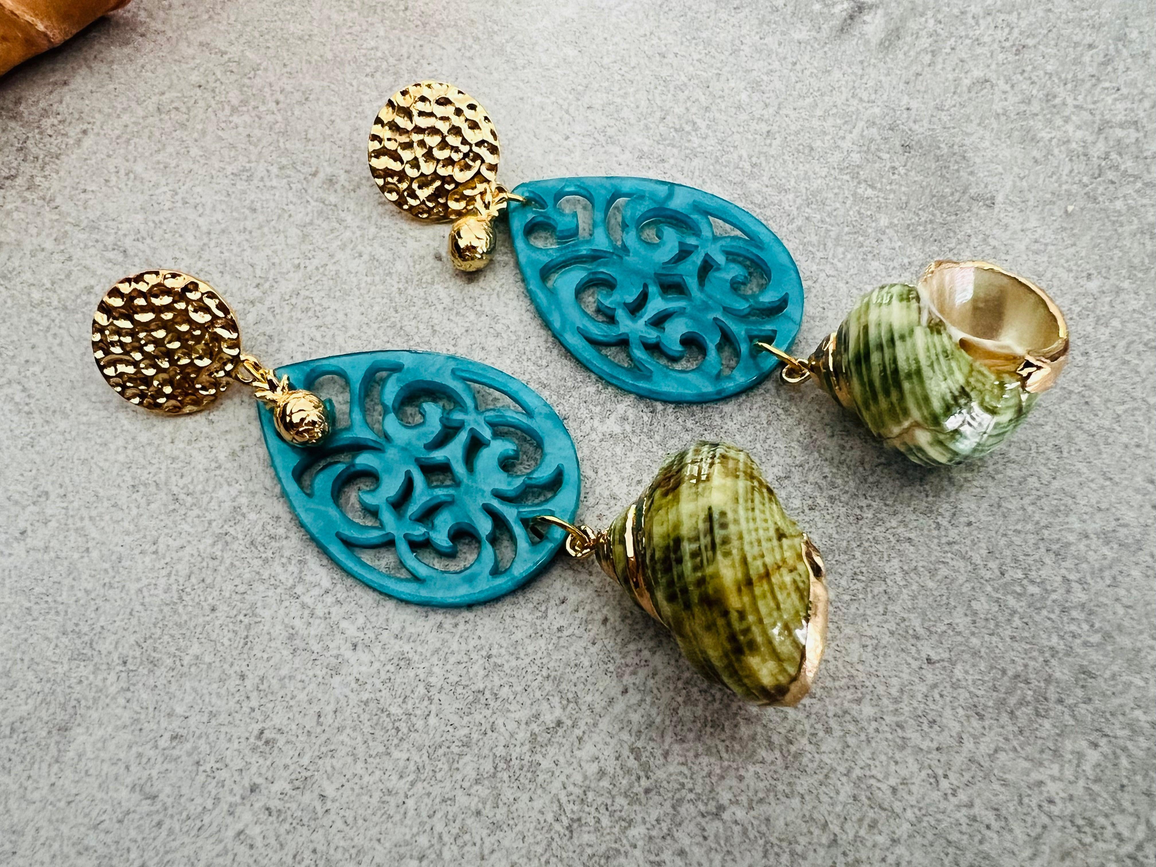 Boucles d’oreilles LIZ résine bleues et coquillages verts - Créations Uniques - Créations Uniques