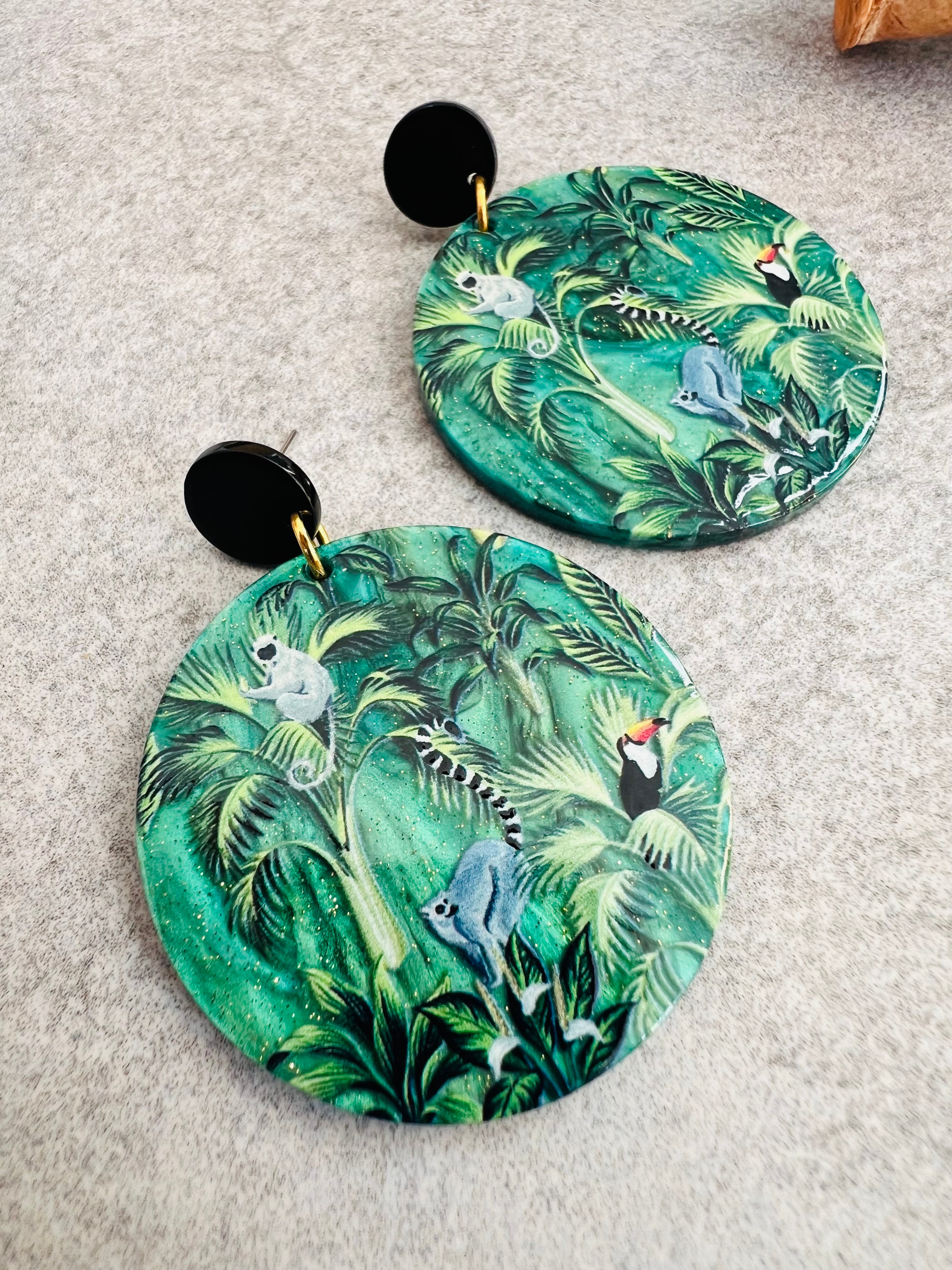 Boucles d’oreilles TRACY résine verte motif jungle et singes - Créations Uniques - Créations Uniques