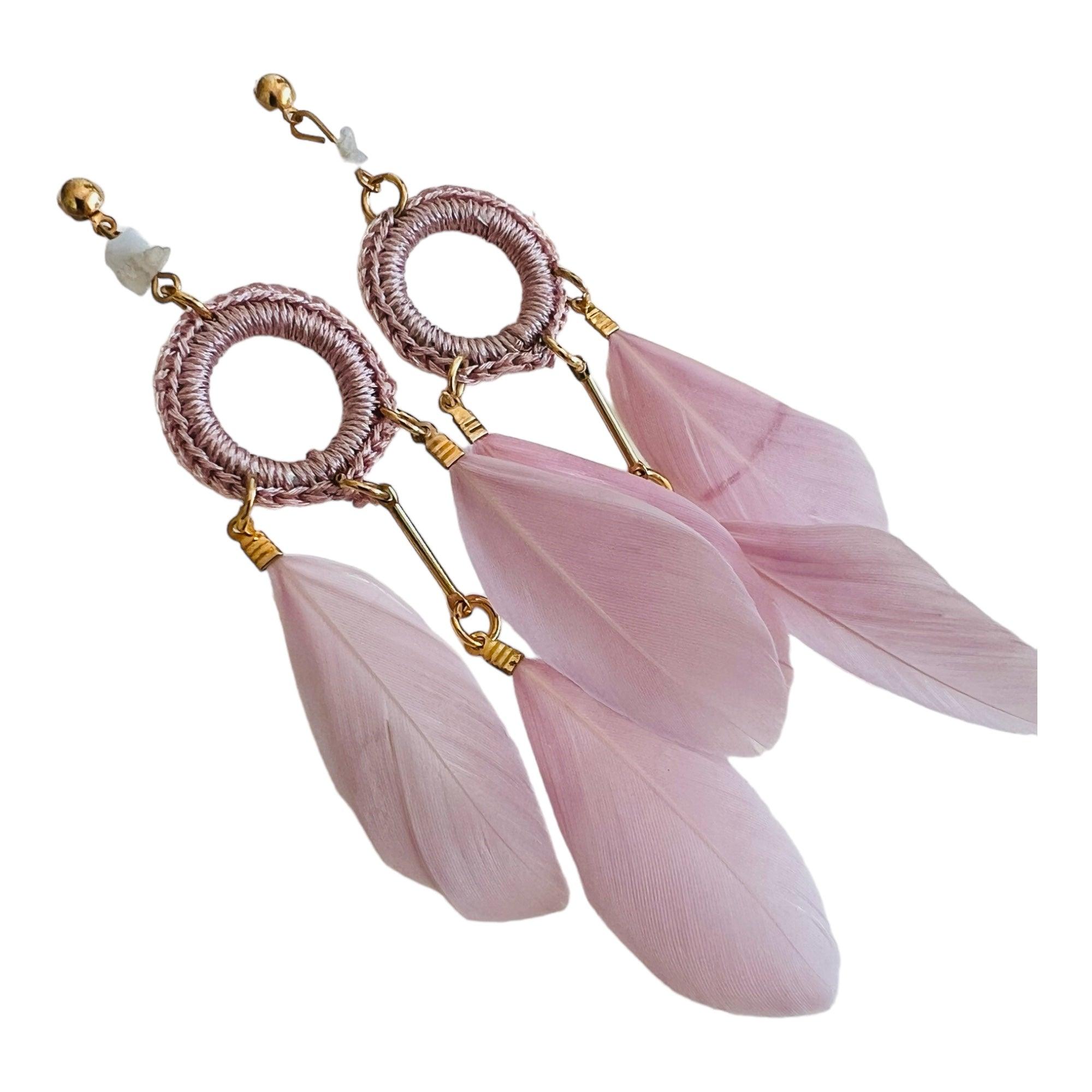 Boucles d’oreilles LIZA longues plumes roses clair pastel - Créations Uniques