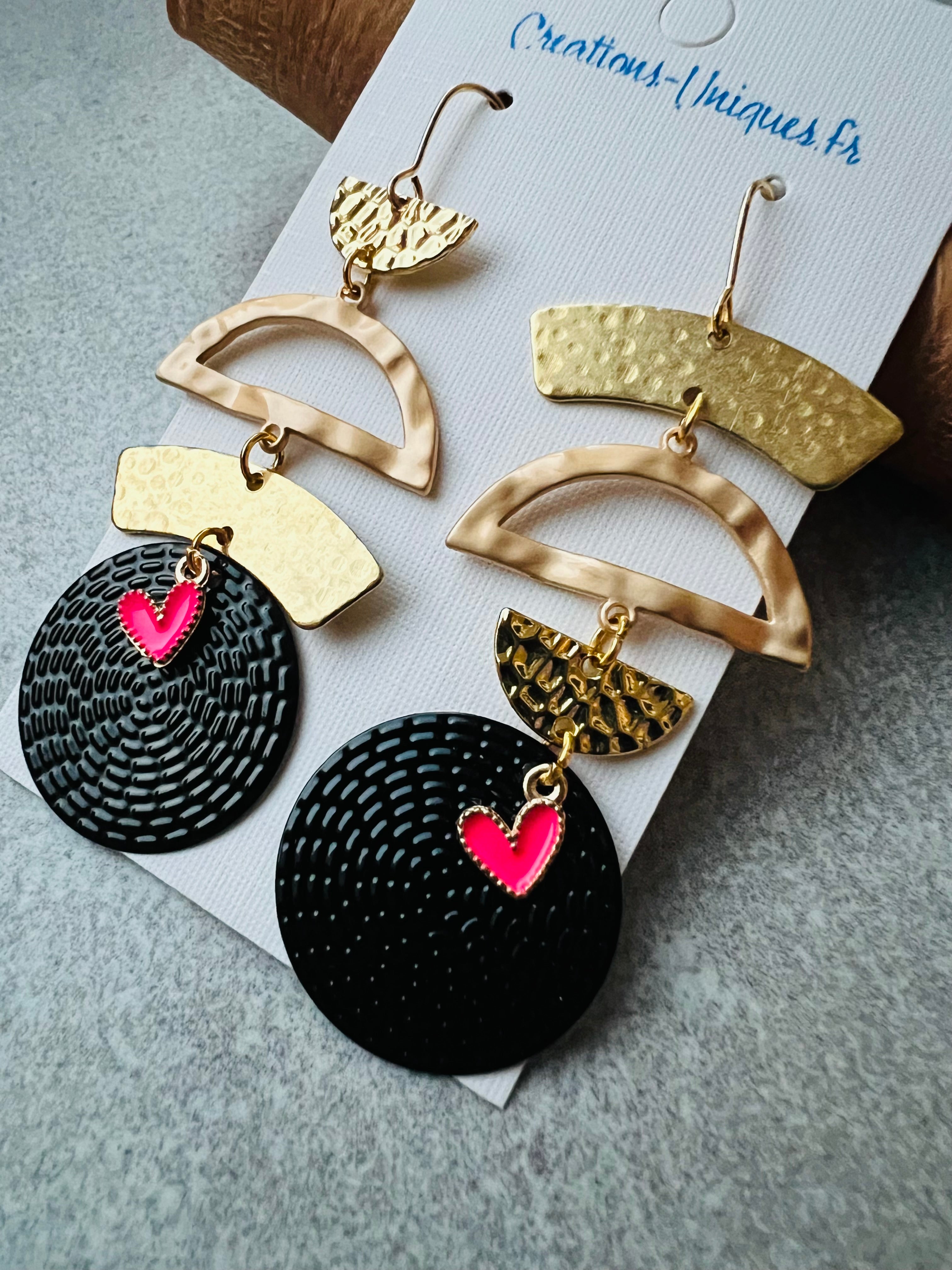 Boucles d’oreilles HORTENSE dorées asymétriques et disques noirs - Créations Uniques - Créations Uniques