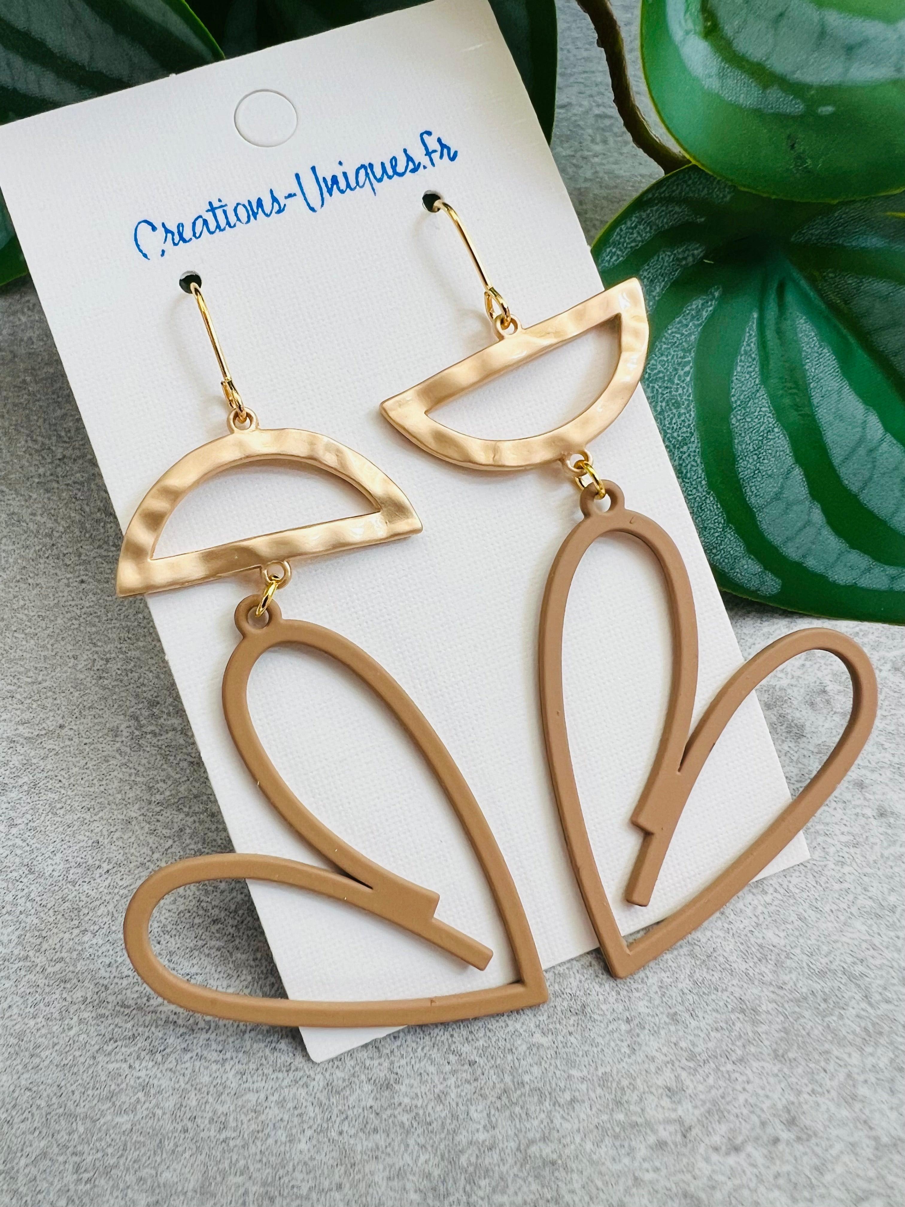 Boucles d’oreilles asymétriques CHARLENE cœurs marron clair et intercalaires laiton - Créations Uniques - Créations Uniques