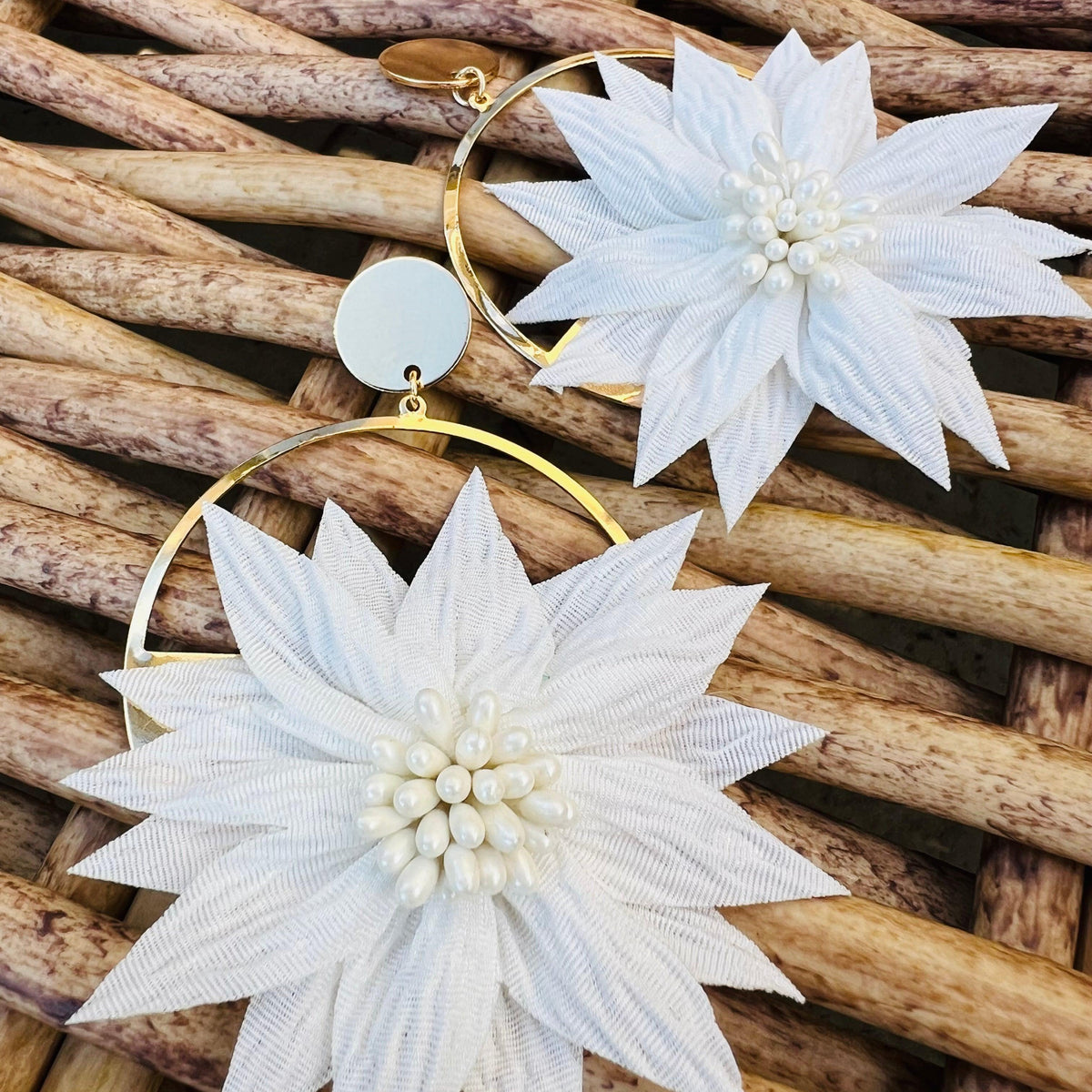 Boucles d’oreilles JEMMA grand modèle fleurs blanches tissu - Créations Uniques