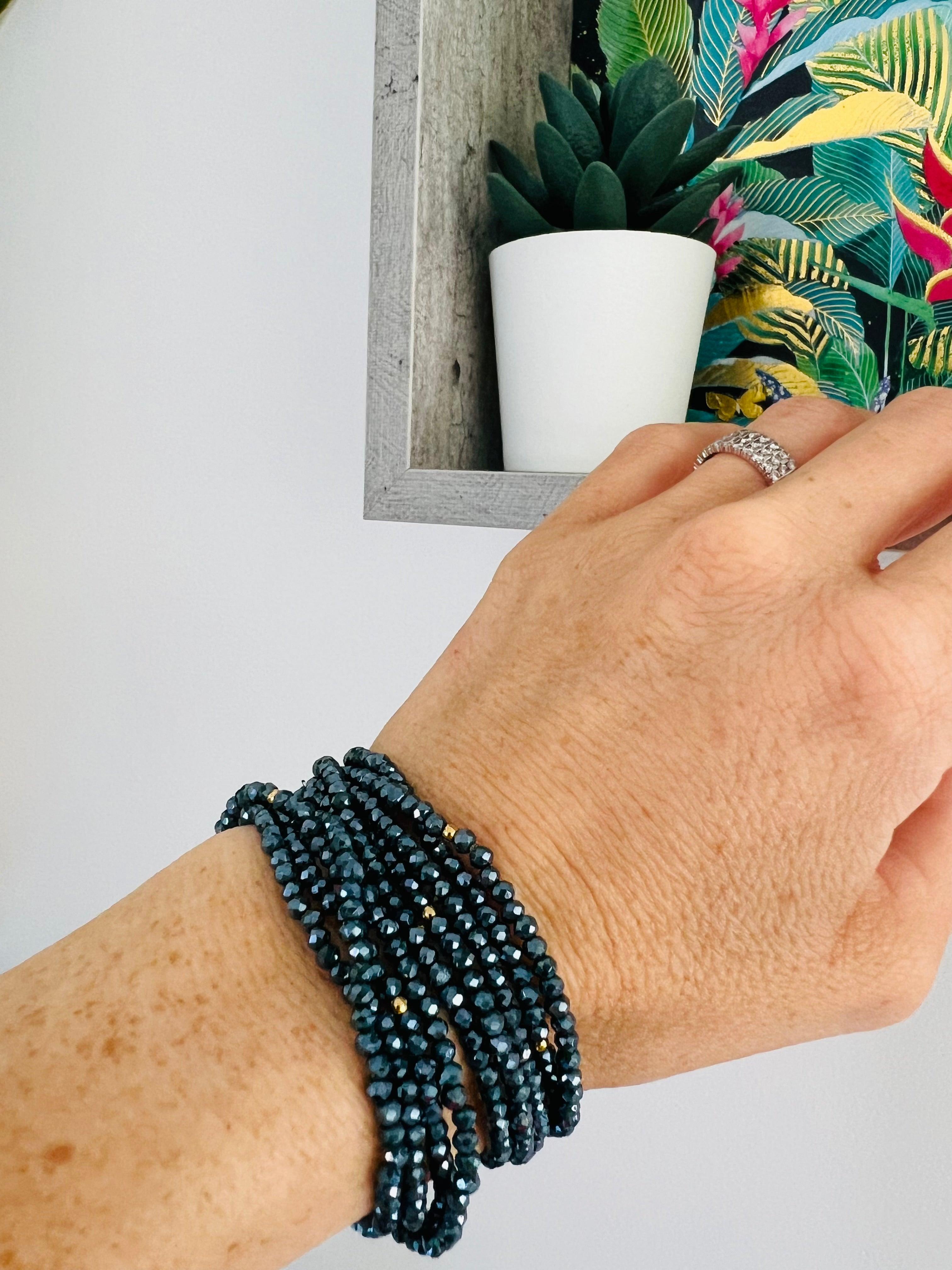 Bracelet GYSEL bleu pétrole brillant perles à facettes - Créations Uniques