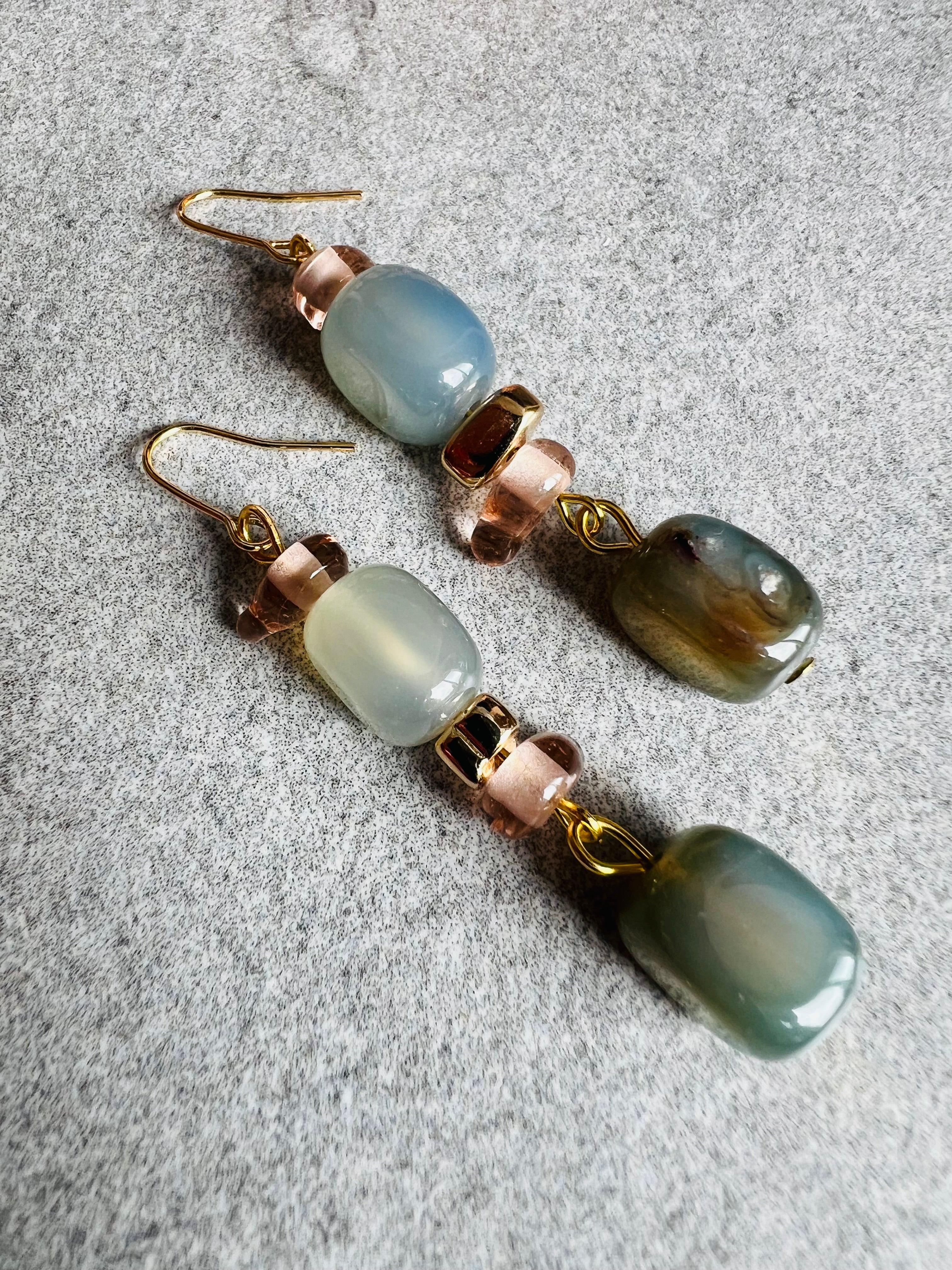 Boucles d’oreilles ANITA perles cubes bleu gris, bijoux fait main - Créations Uniques - Créations Uniques