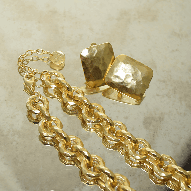 E70760 Boucles d'oreilles clips carrées texturées - Karine Sultan - Créations Uniques