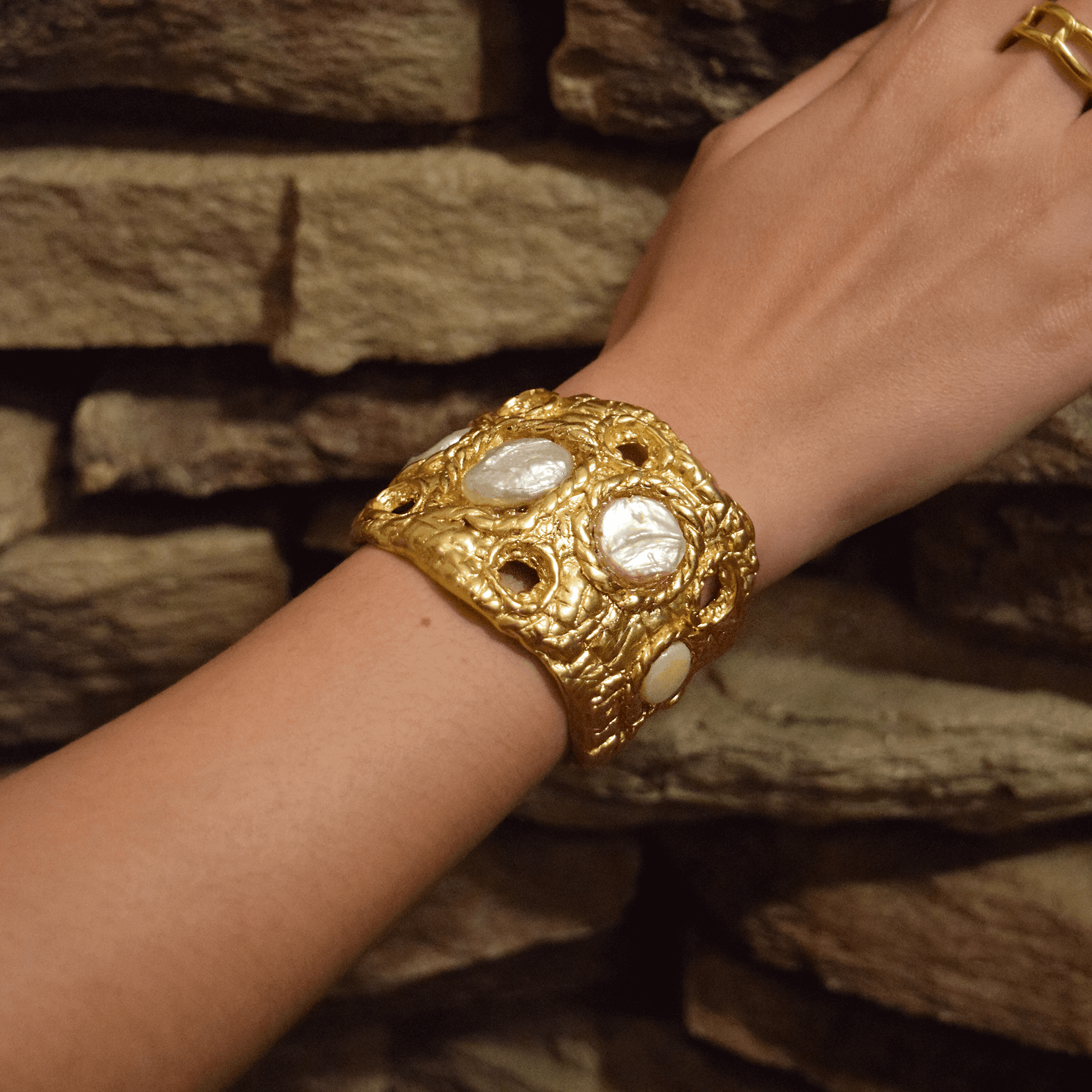 B74620 Bracelet manchette texturée perle - Karine Sultan - Créations Uniques