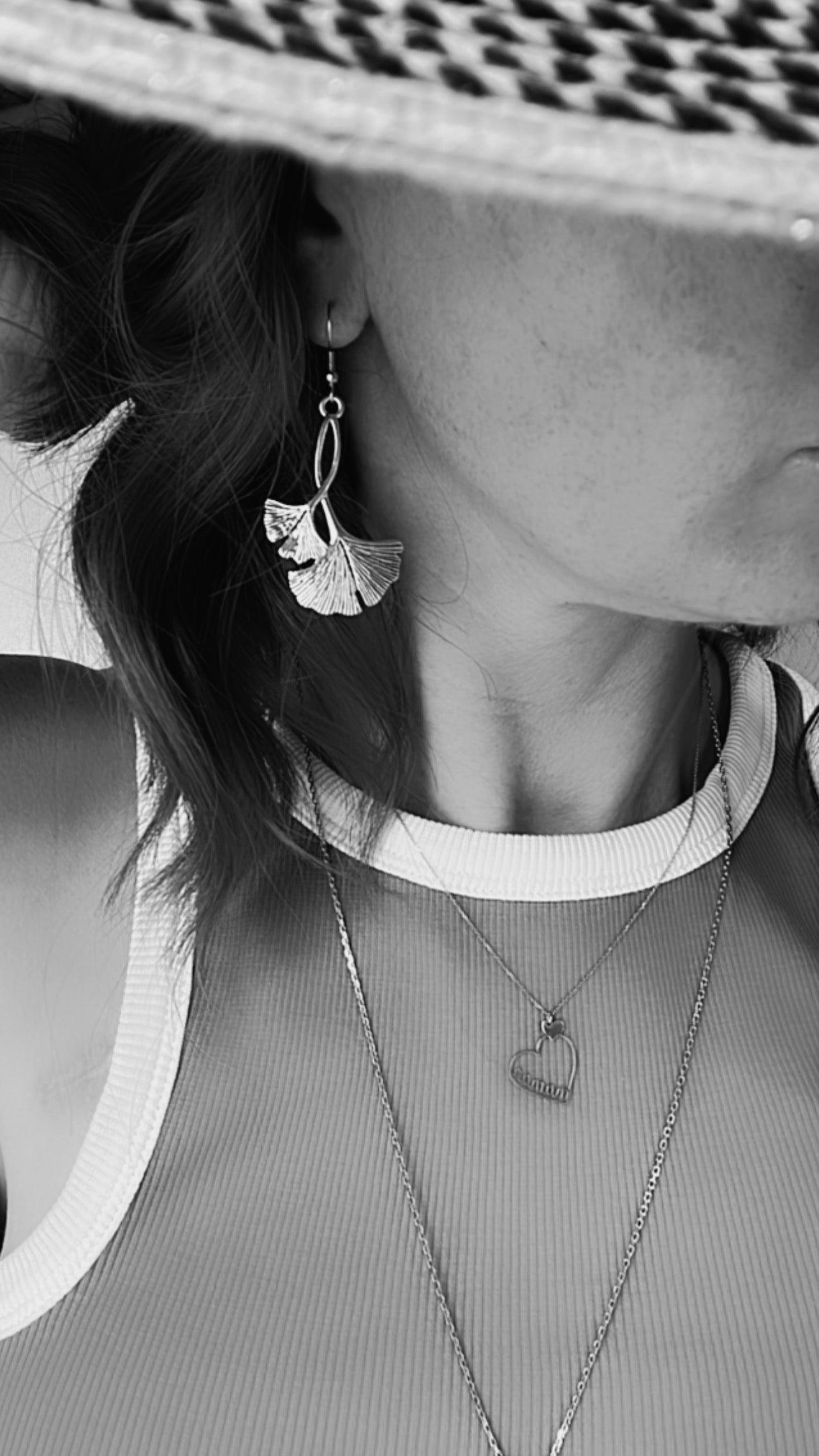 Boucles d’oreilles asymétriques BABETH feuilles Ginkgo argentées - Créations Uniques - Créations Uniques