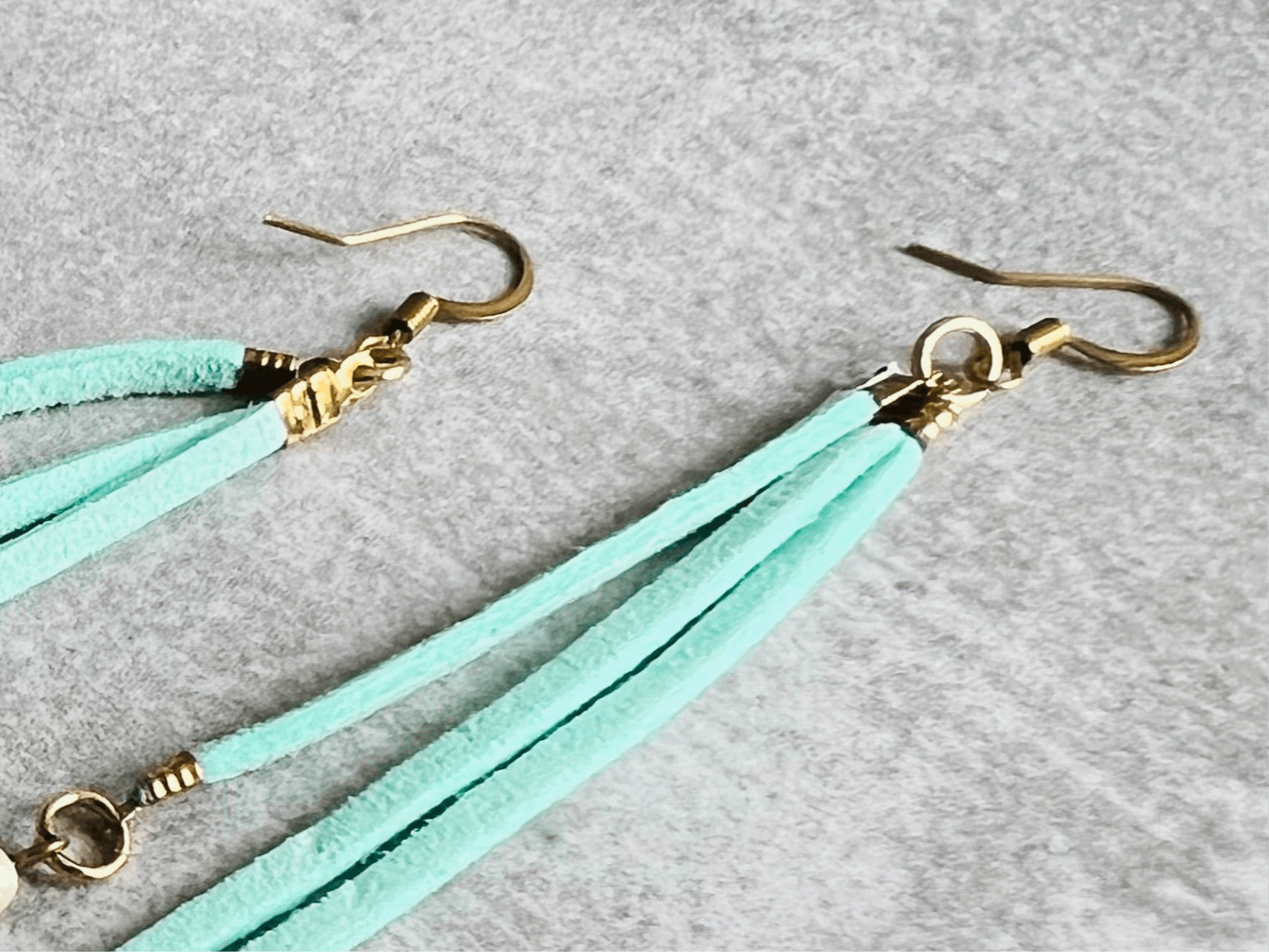 Boucles d’oreilles longues DEVA plumes vert menthe - Créations Uniques