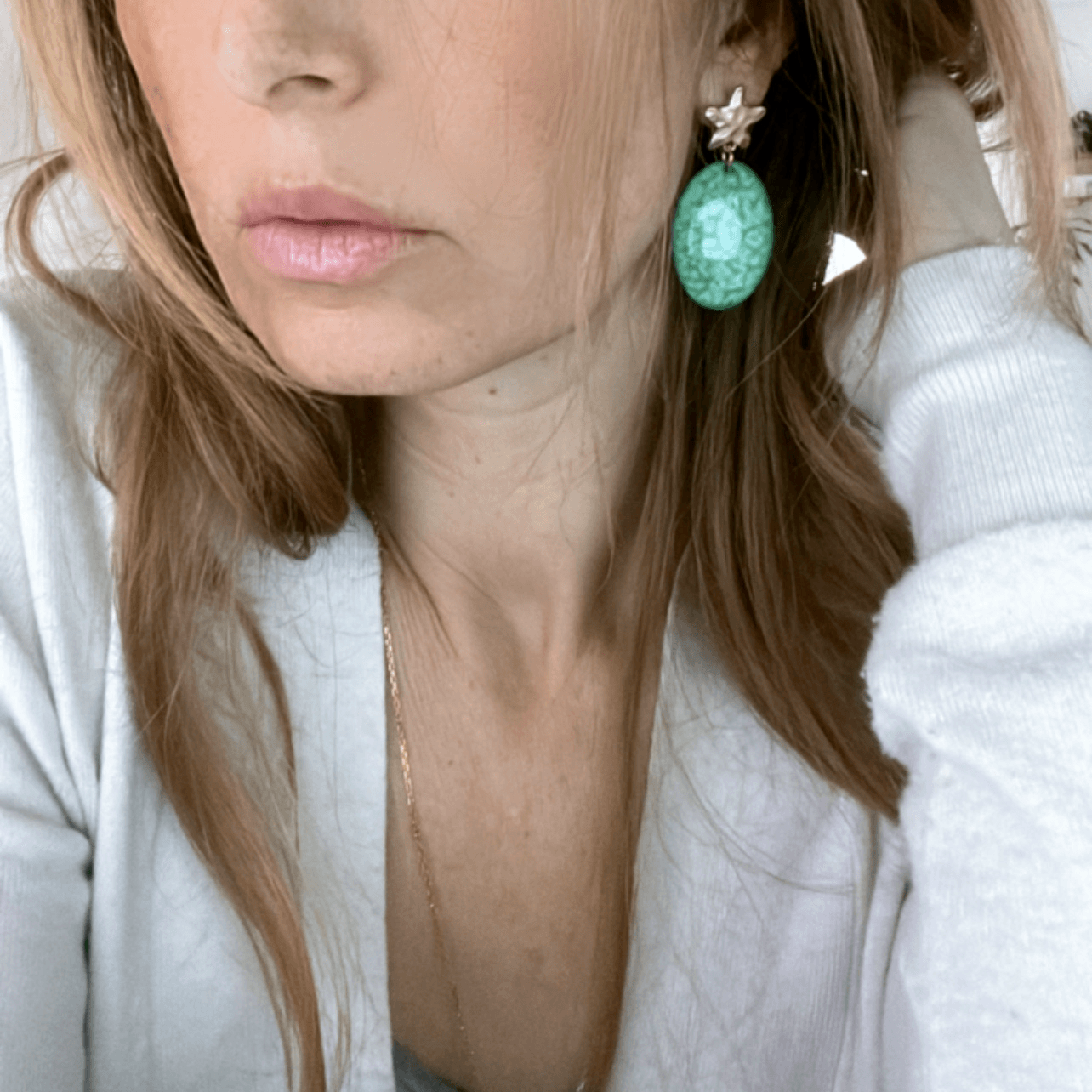 Boucles d’oreilles SALOMÉ résine verte irisée et clous étoiles dorés - Créations Uniques - Créations Uniques