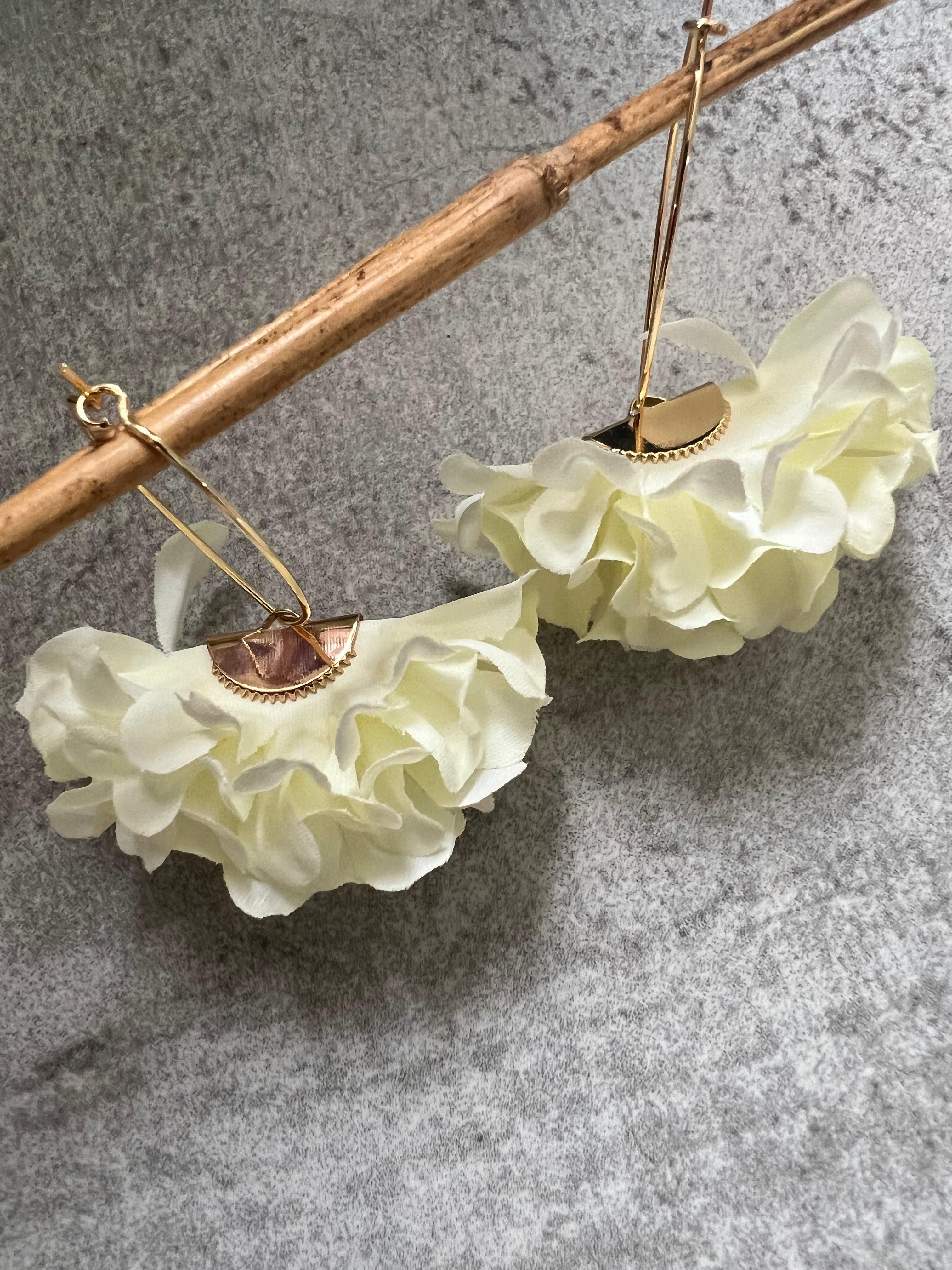 Boucles d’oreilles JILL fleurs blanches pampilles tissu anneaux ovales - Créations Uniques - Créations Uniques