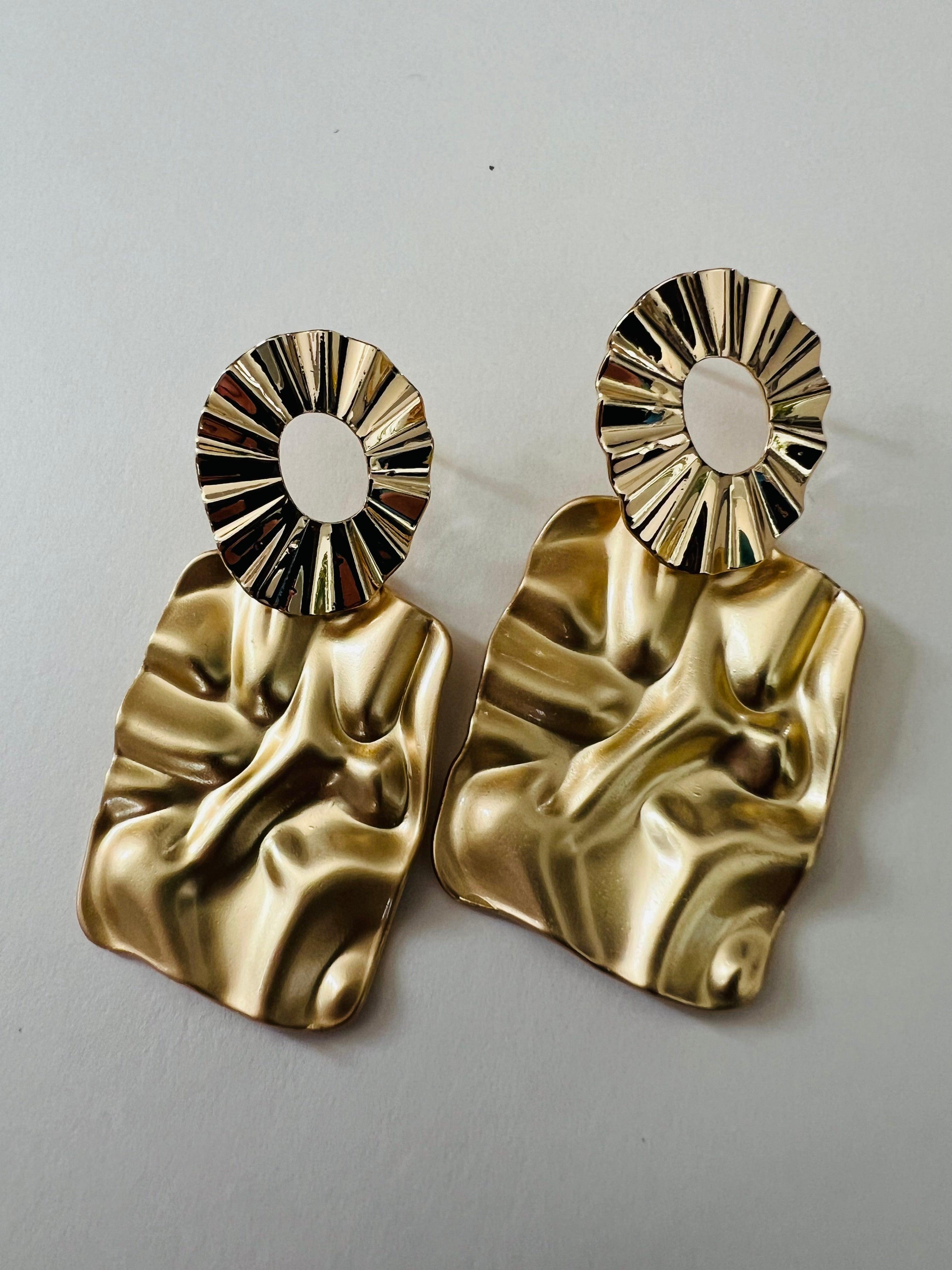 Boucles d’oreilles DAPHNÉ rectangles dorés ondulés - Créations Uniques - Créations Uniques