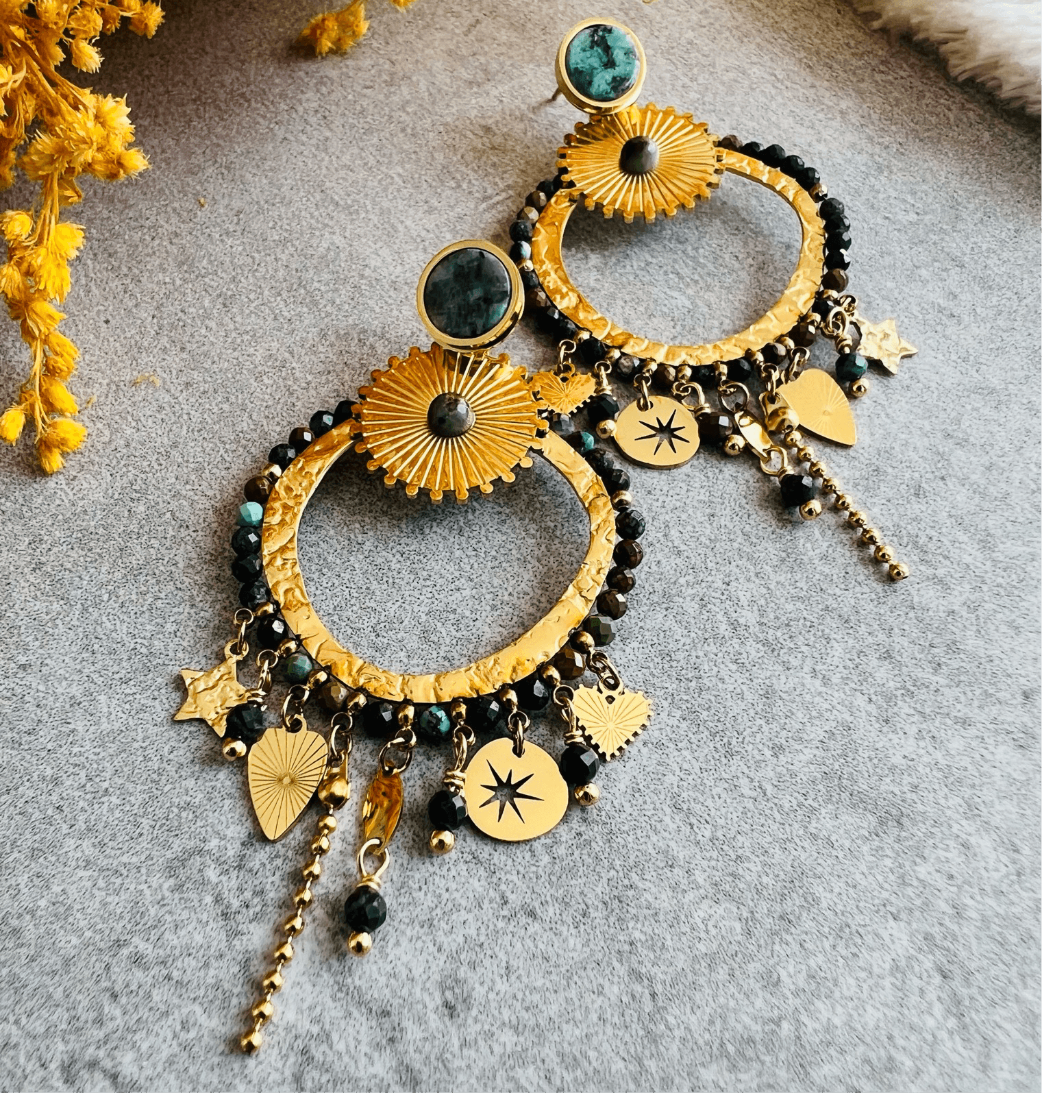 Boucles d’oreilles MARIE-AMELIE dorées, perles et multi pampilles clous vert foncé - Créations Uniques