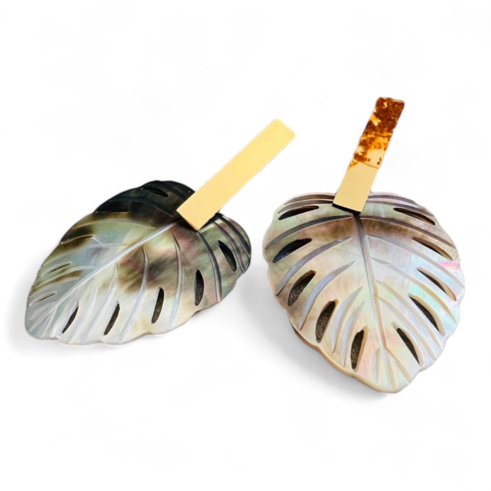 Boucles d’oreilles LOU-ANNE feuilles tropicales nacrées clous dorés rectangles - Créations Uniques