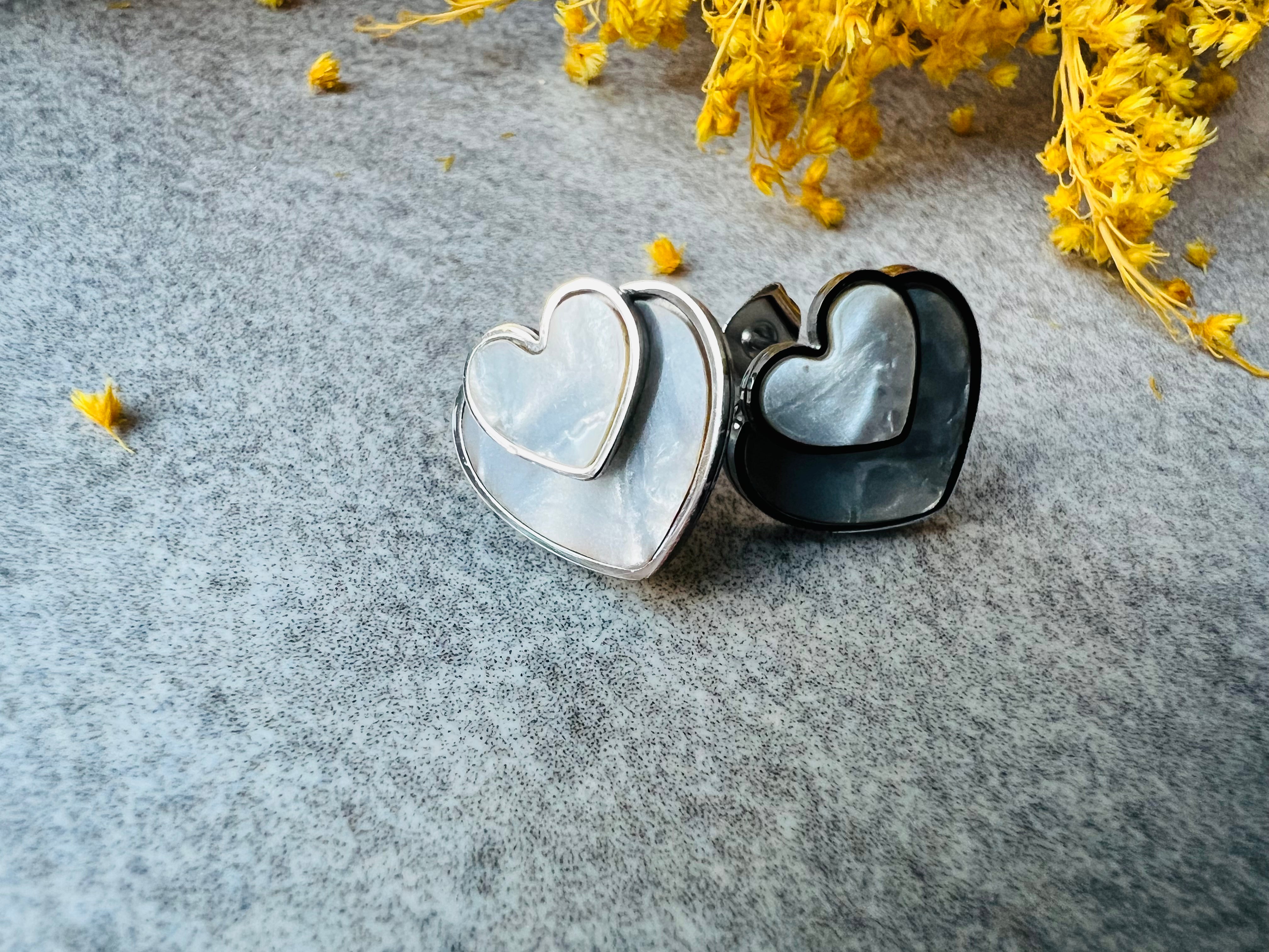 Boucles d’oreilles JOSIE clous mini cœurs irisés - Créations Uniques