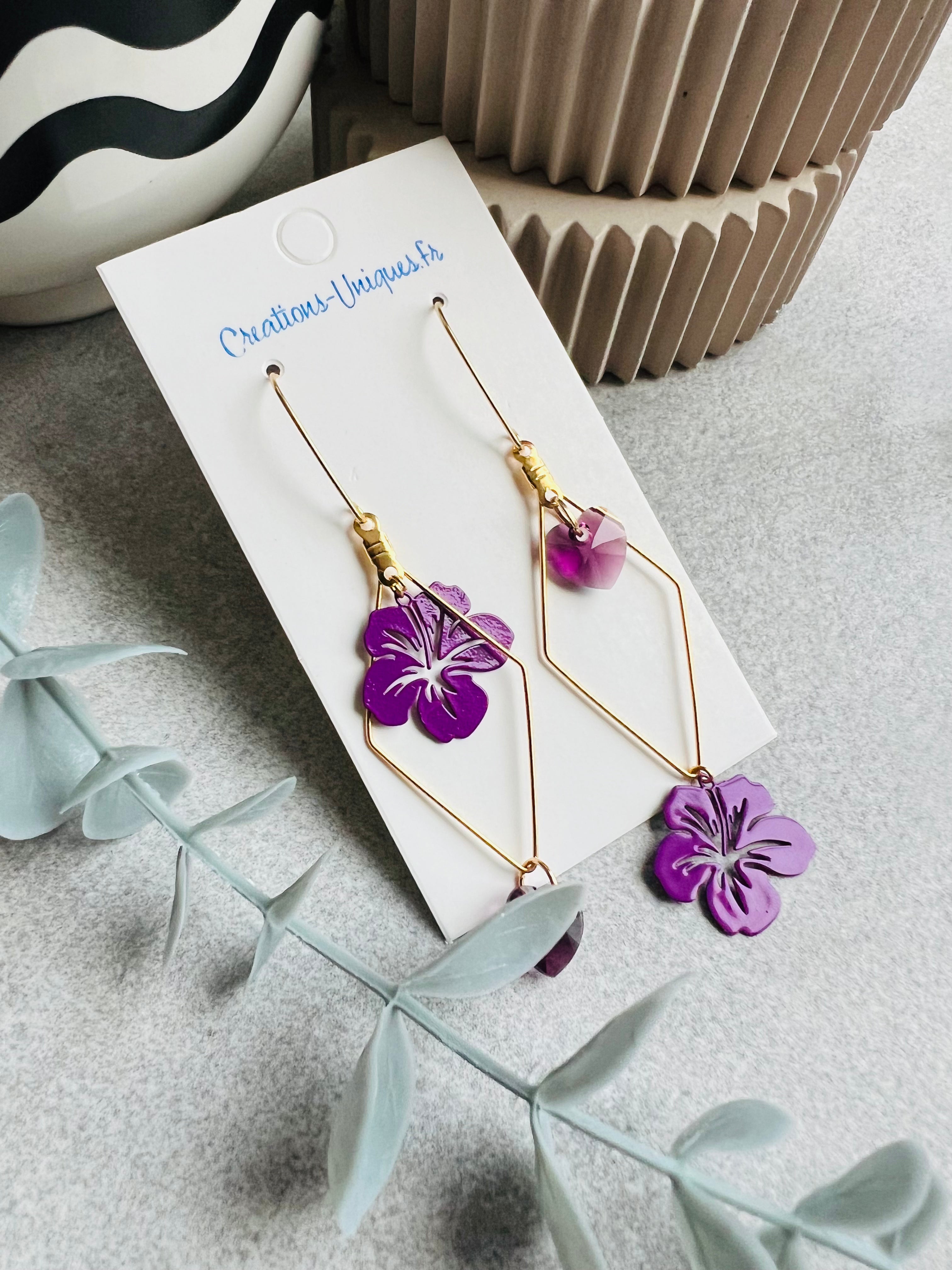 Boucles d’oreilles asymétriques AMBER cœurs cristal améthyste et fleurs hibiscus - Créations Uniques - Créations Uniques