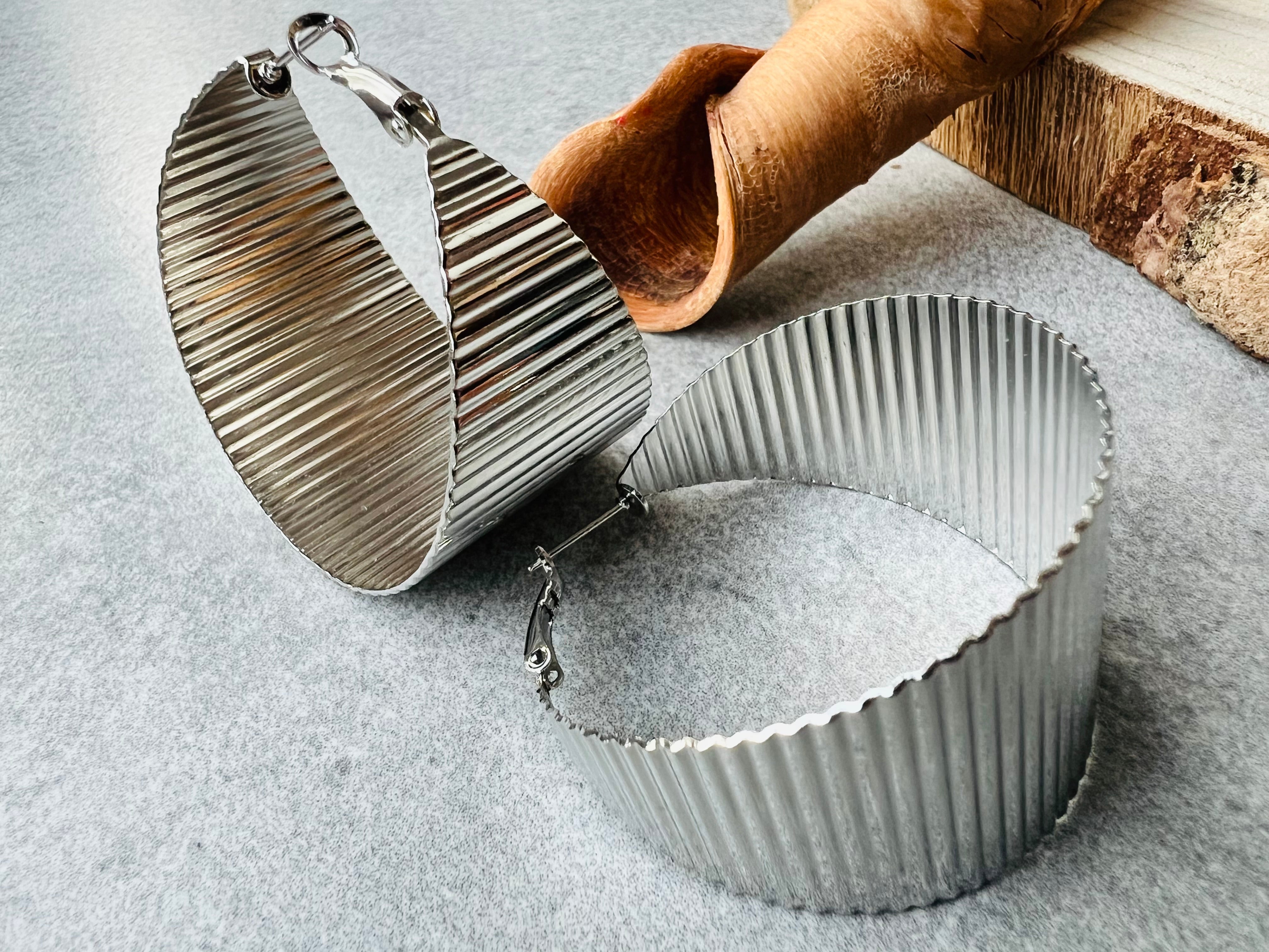 Boucles d’oreilles DAURINE créoles argentées larges - Créations Uniques