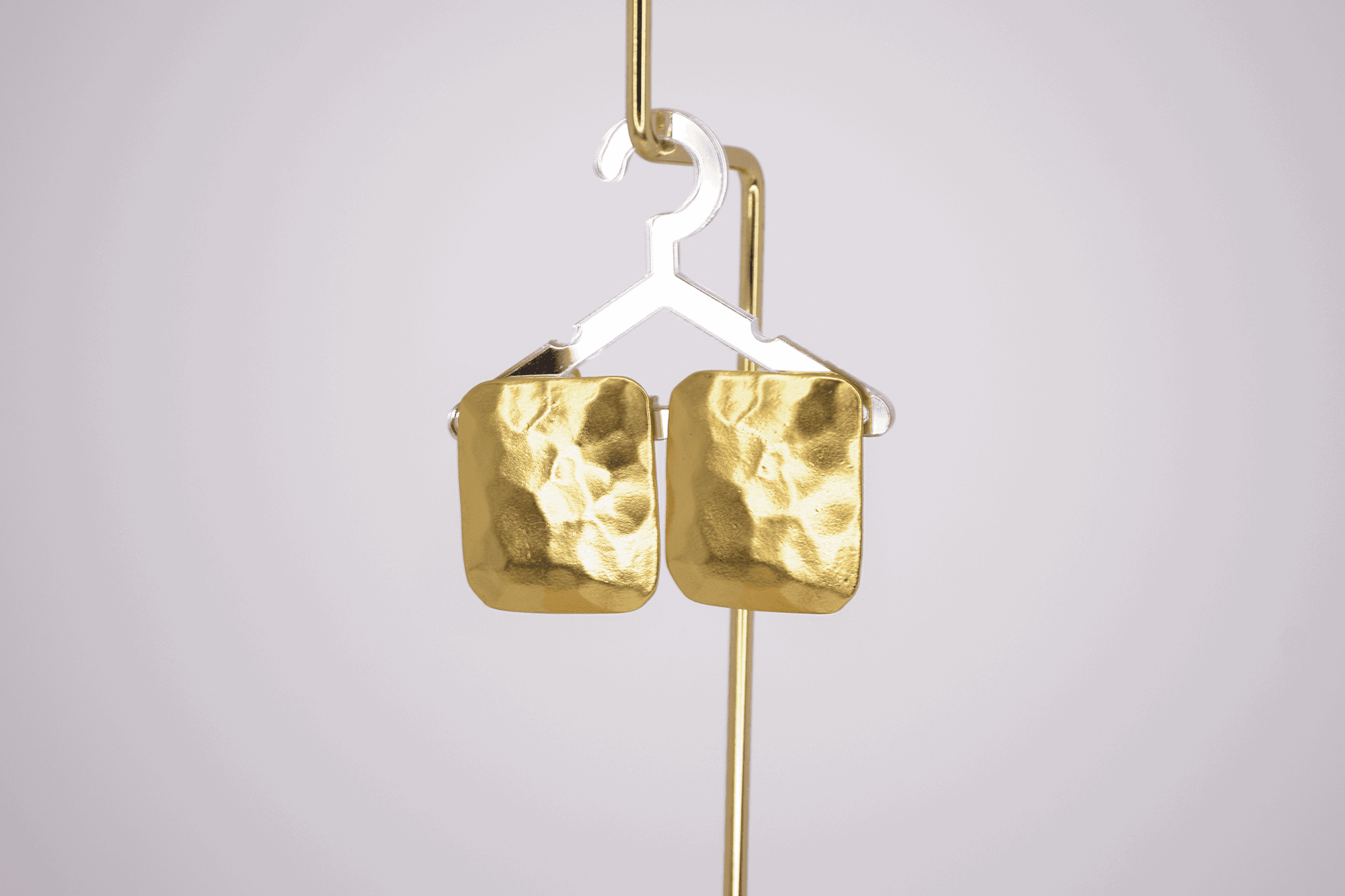 E70760 Boucles d'oreilles clips carrées texturées - Karine Sultan - Créations Uniques