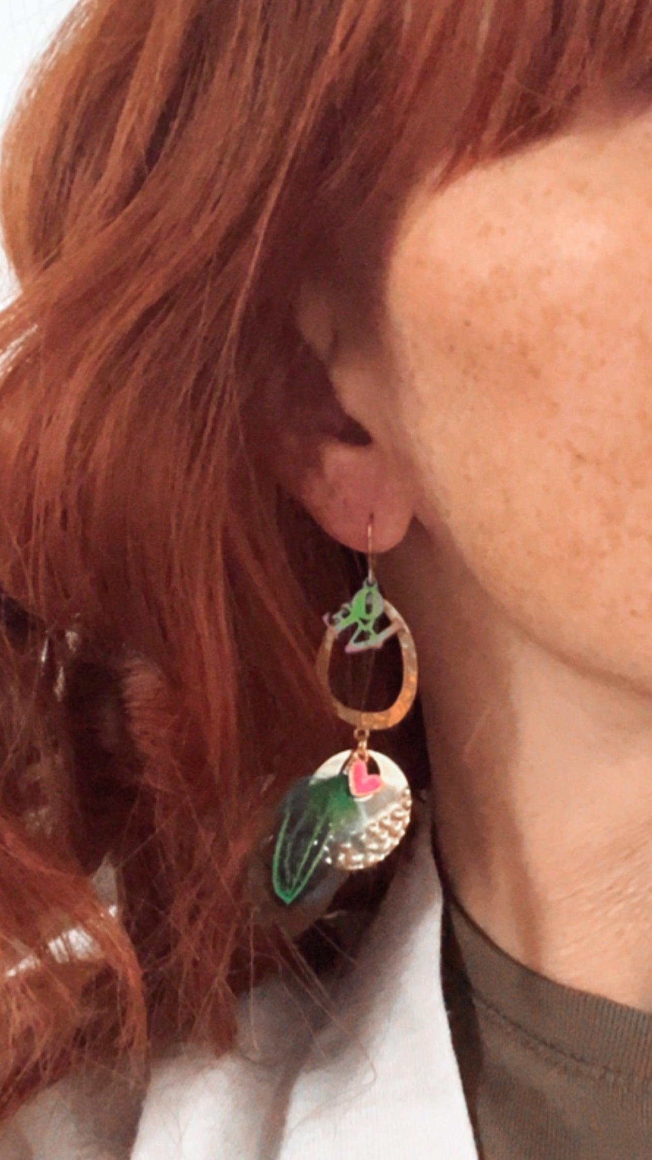 Boucles d’oreilles CLOTHILDE laiton doré, plumes et love - Créations Uniques - Créations Uniques